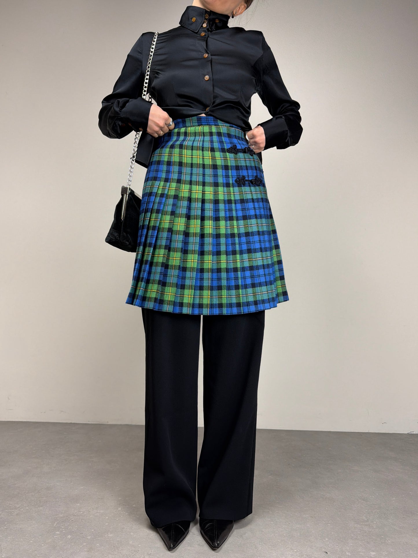 Gonna a pieghe in fantasia tartan con alamari