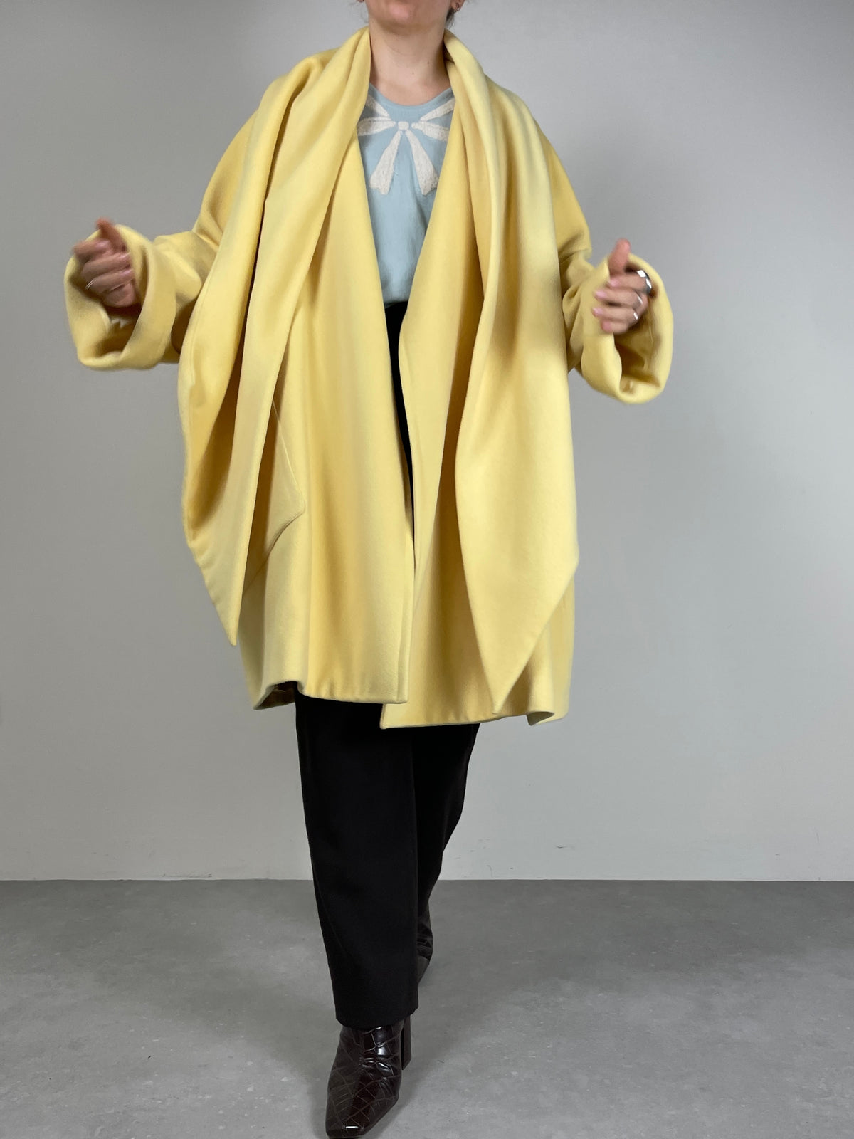 Cappotto in lana angora e cashmere con sciarpa integrata
