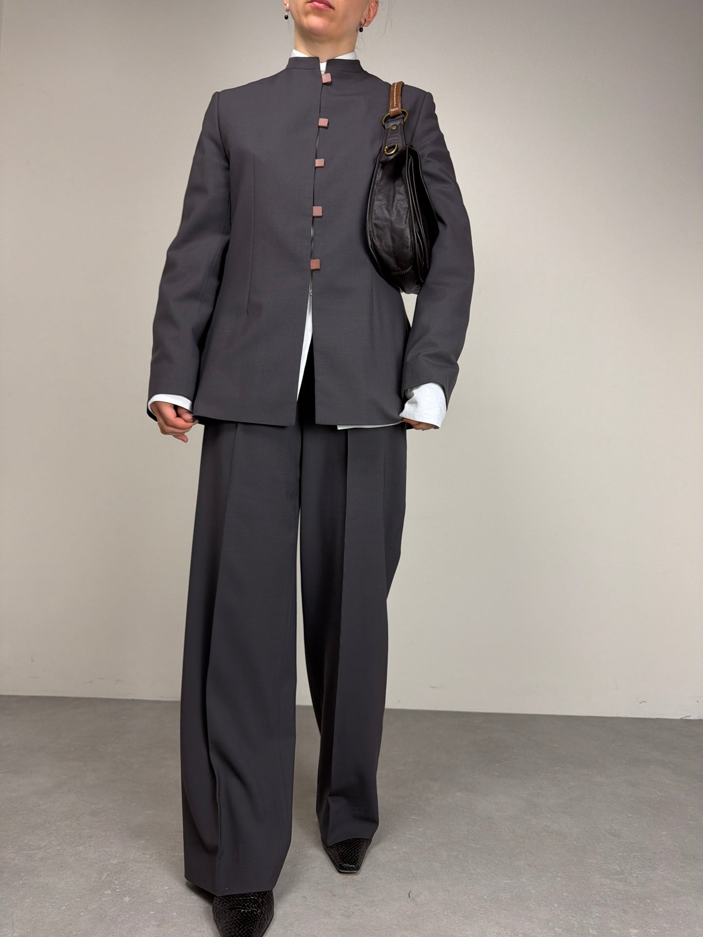 Completo vintage minimal in fresco di lana grigio salvia