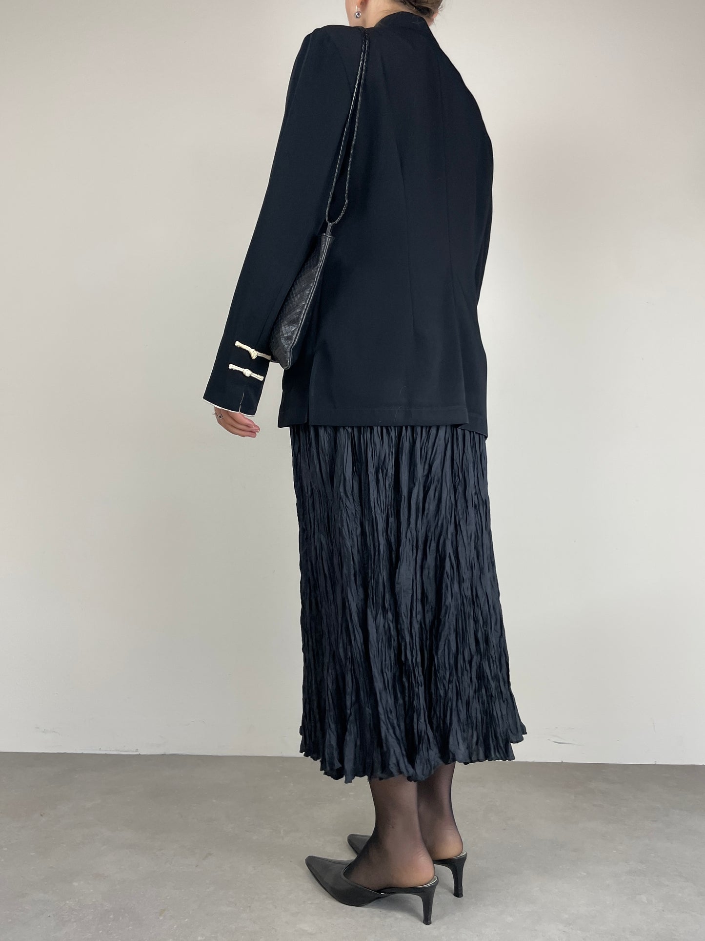 Giacca nera stile orientale con alamari bianchi