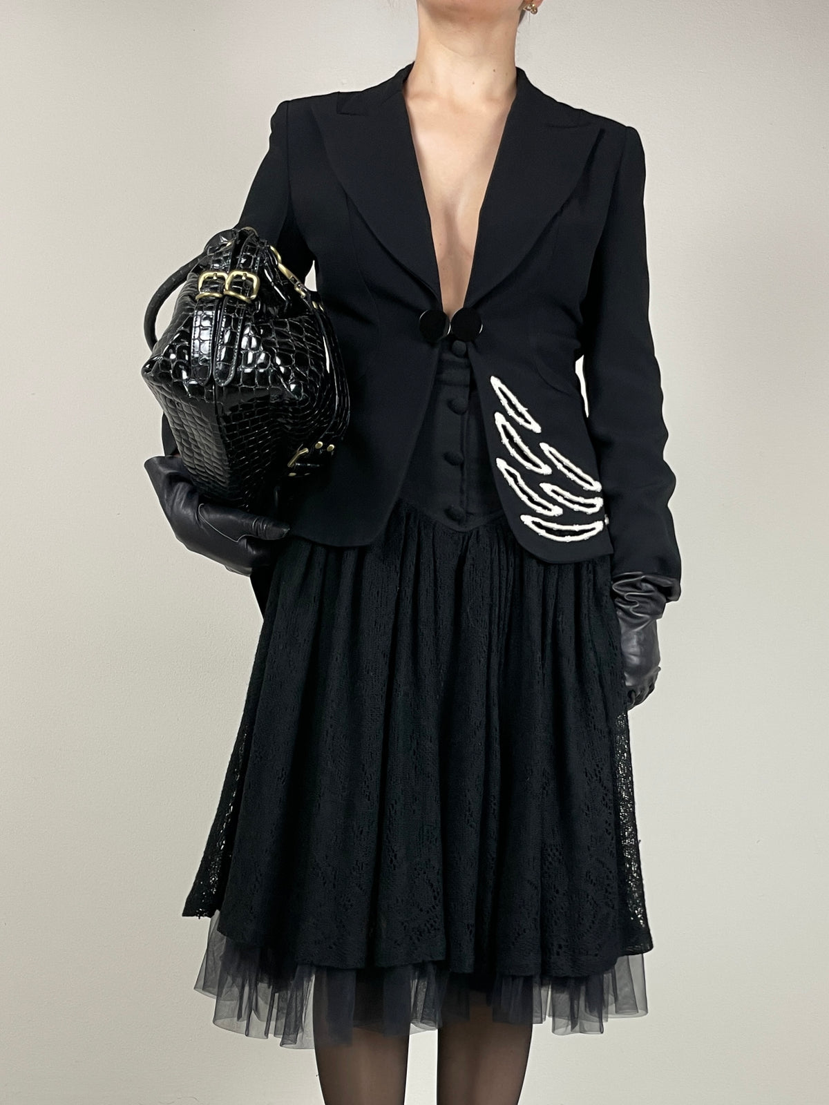 Blazer nero con ricamo intagliato