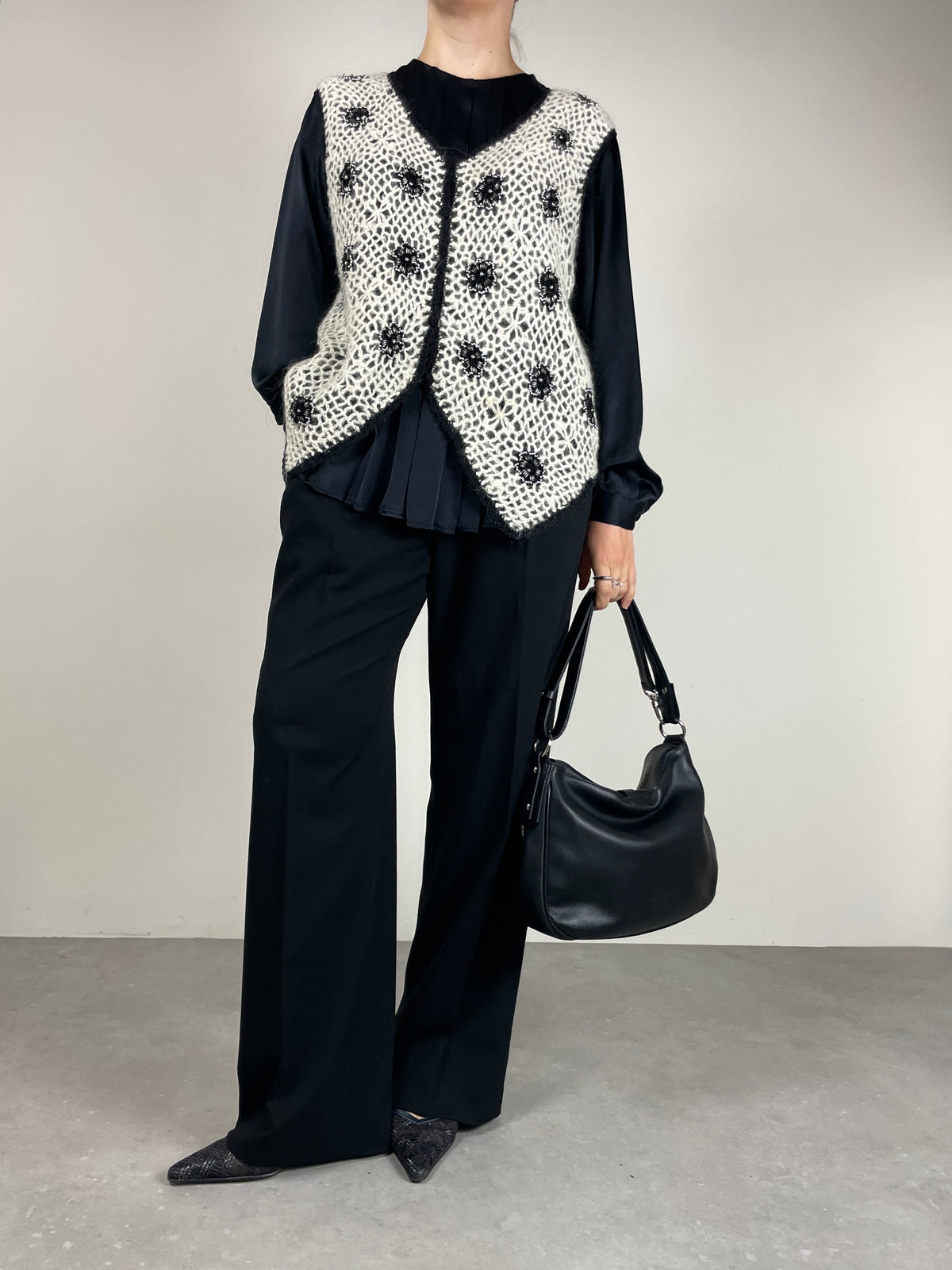 Gilet fatto a mano in lana con fiori e perline
