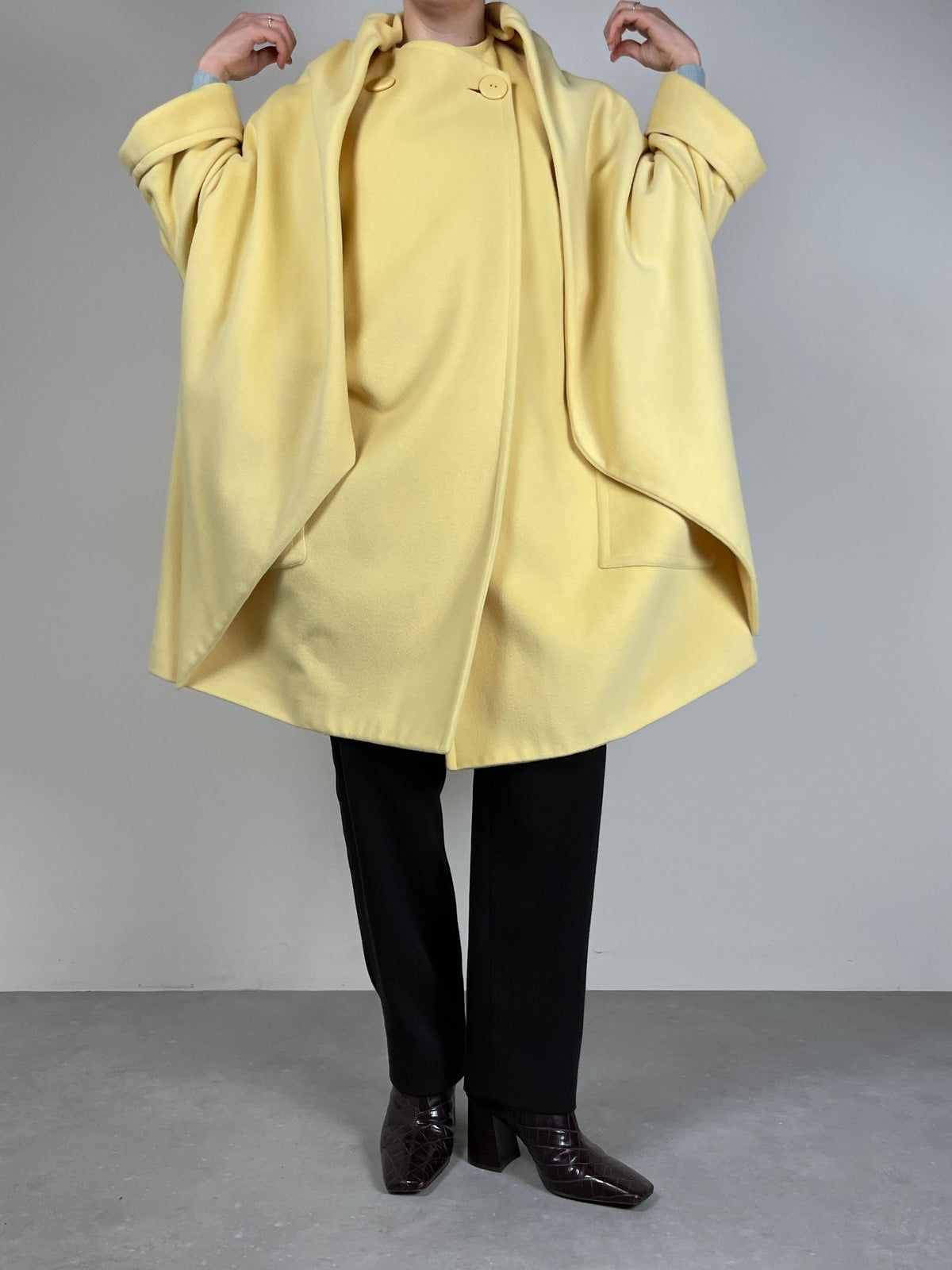 Cappotto in lana angora e cashmere con sciarpa integrata