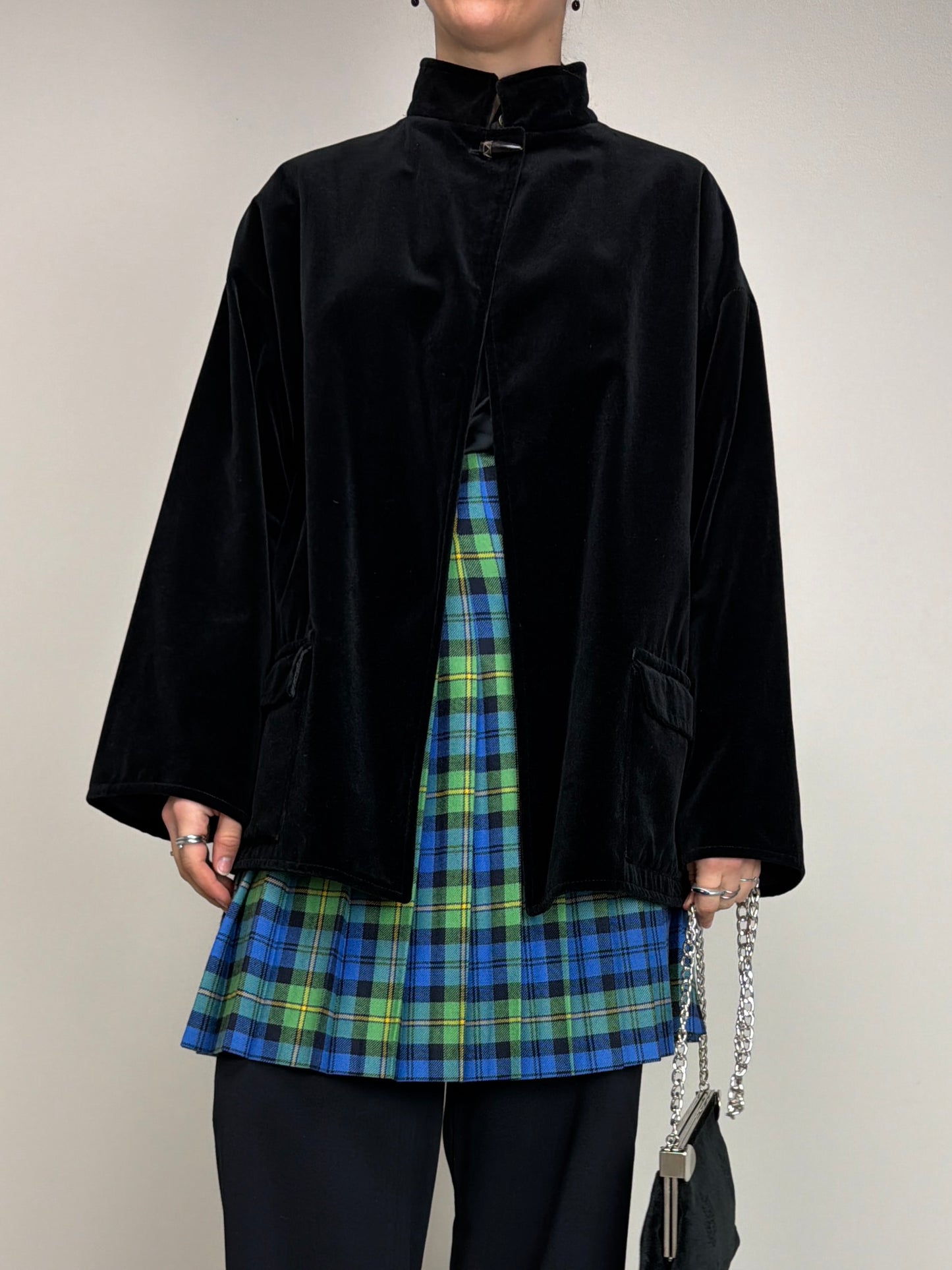 Giacca vintage in velluto di cotone nero con chiusura al collo