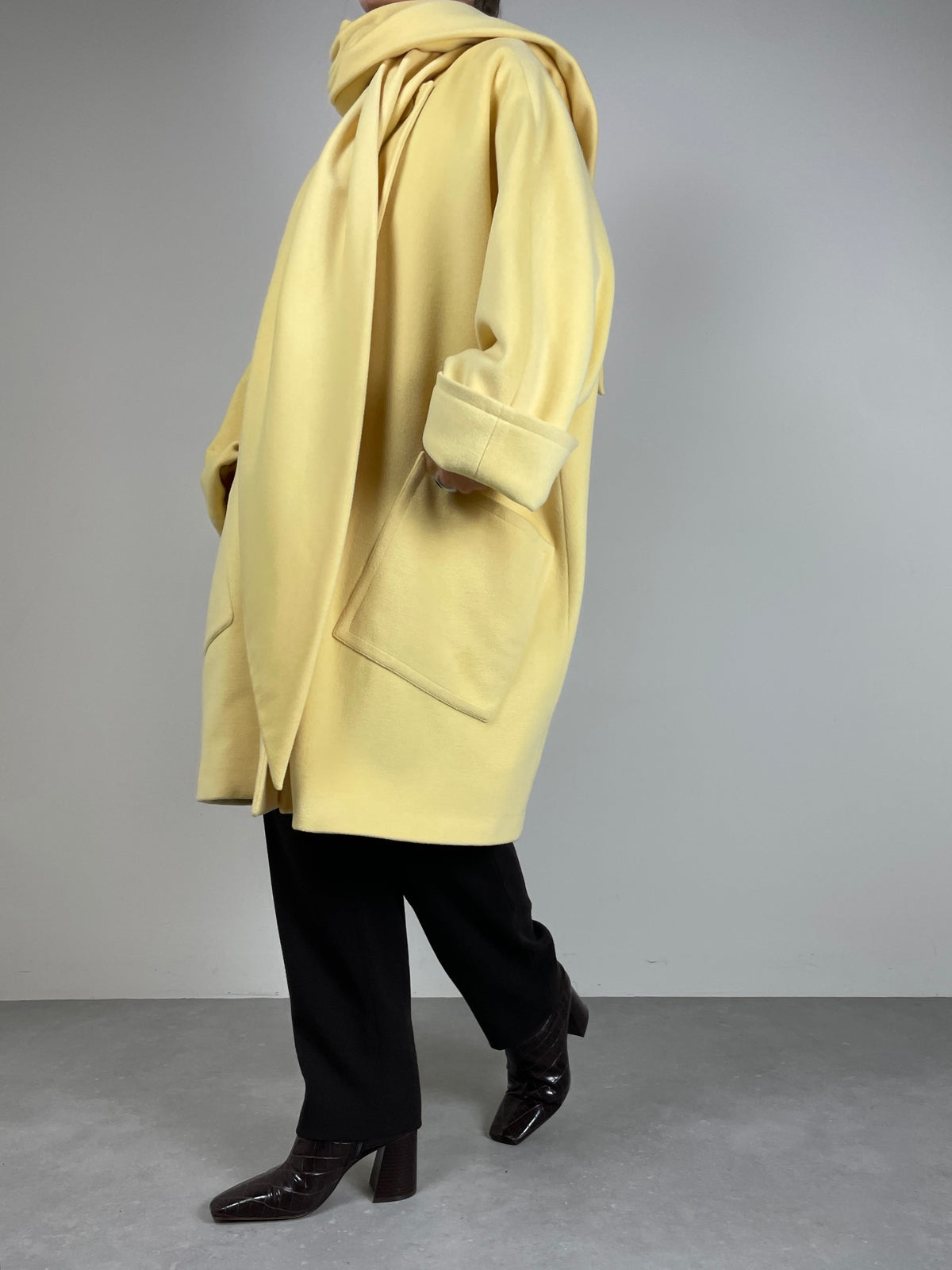 Cappotto in lana angora e cashmere con sciarpa integrata