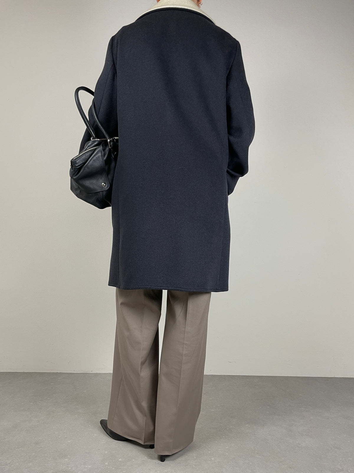Cappotto grigio con alamari in lana, angora e cammello
