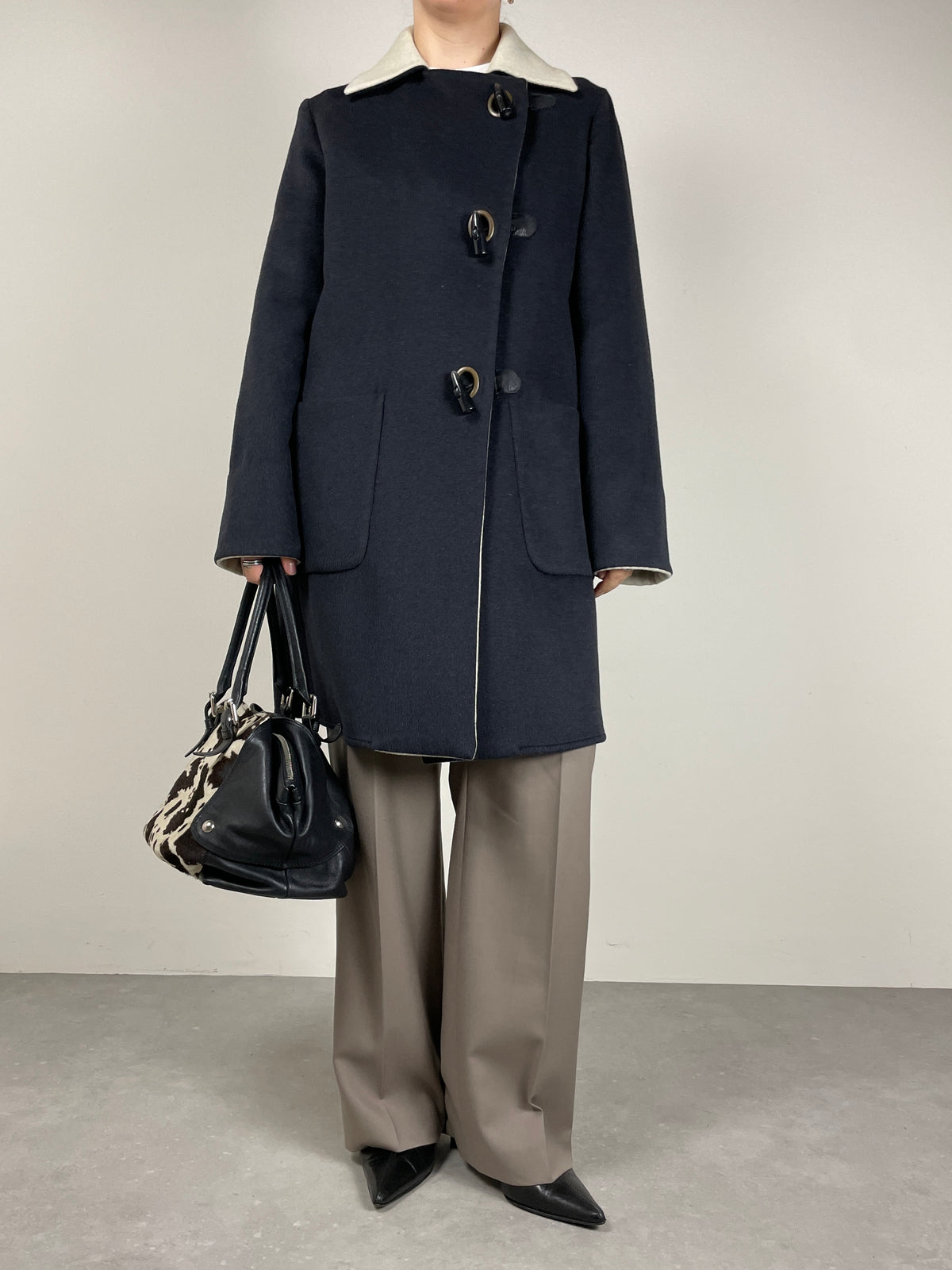 Cappotto grigio con alamari in lana, angora e cammello