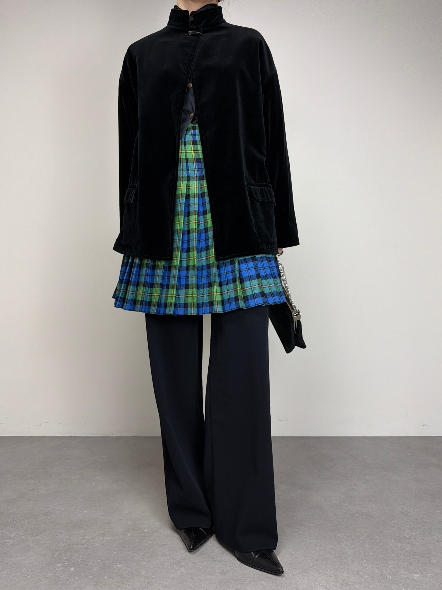 Giacca vintage in velluto di cotone nero con chiusura al collo