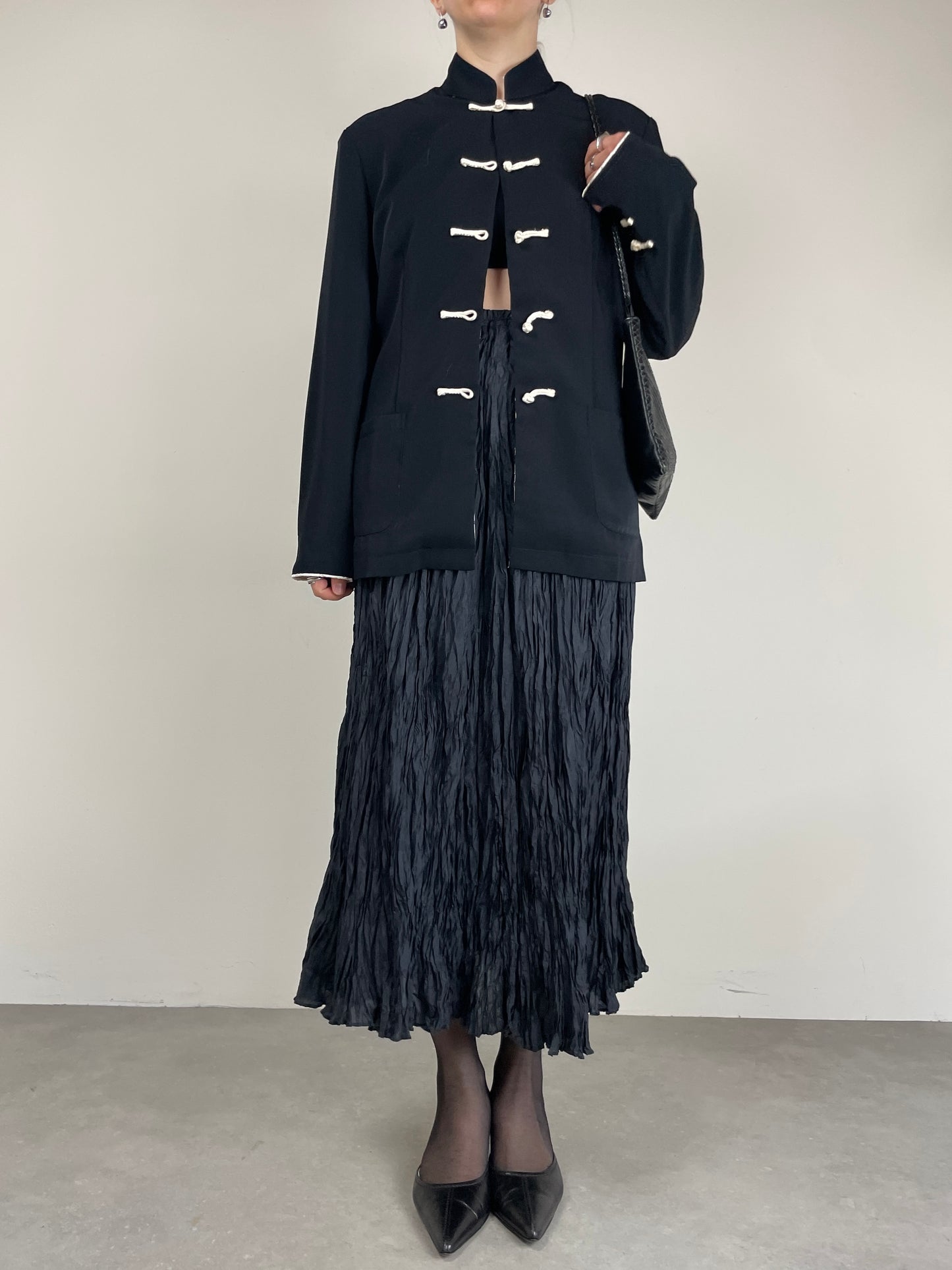 Giacca nera stile orientale con alamari bianchi