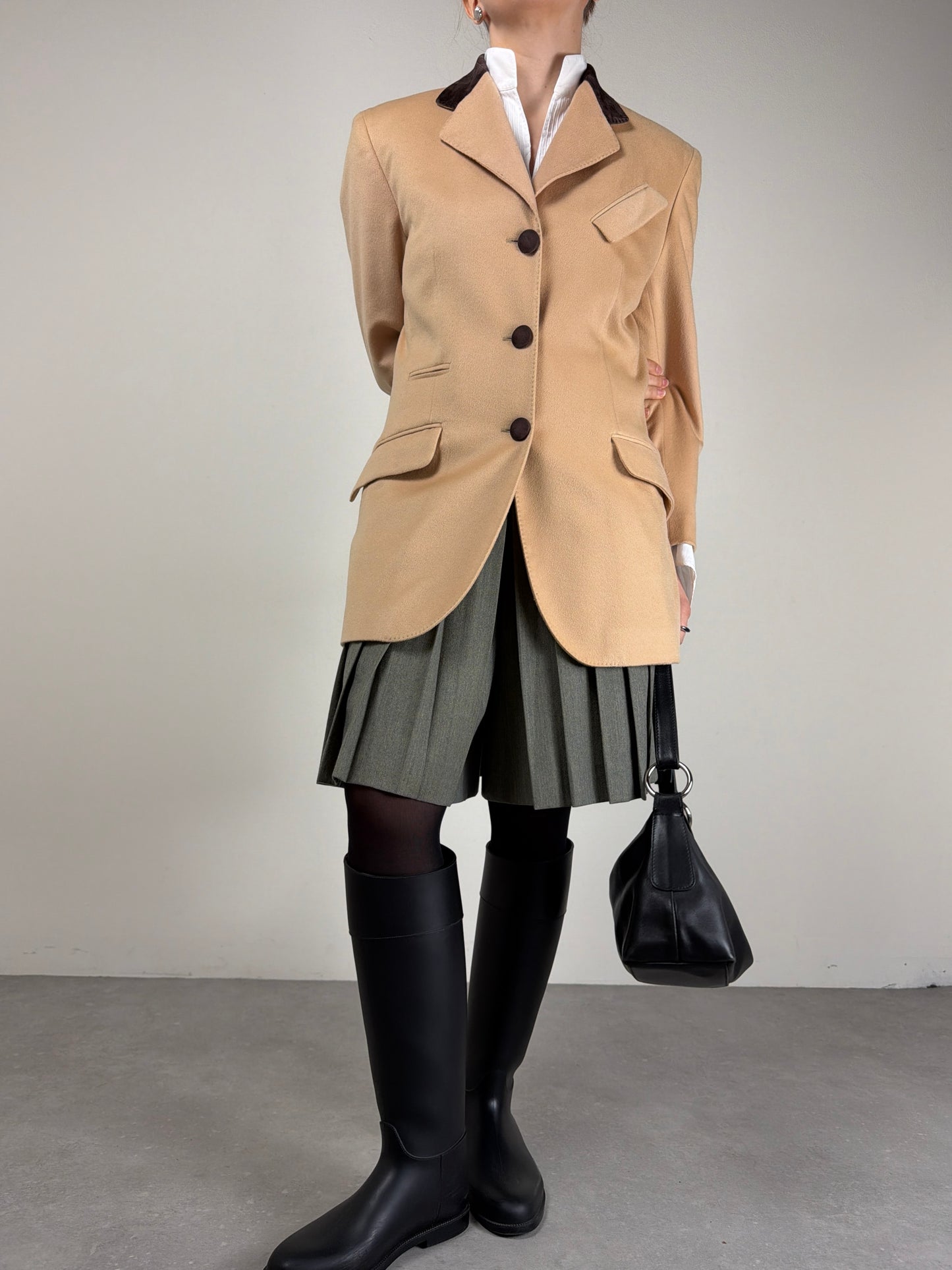 Blazer sartoriale in lana e cashmere con inserti in pelle scamosciata