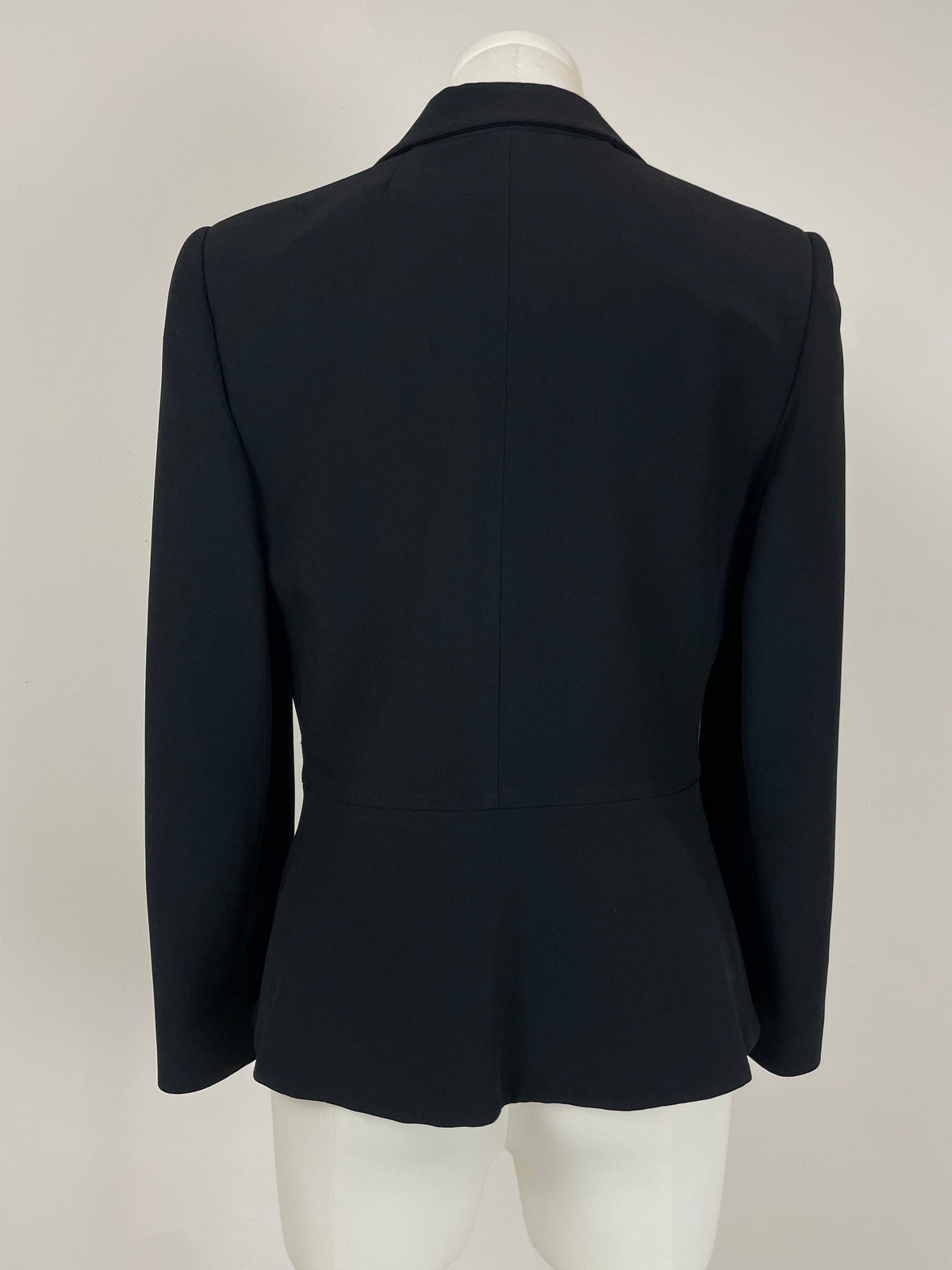 Blazer nero con ricamo intagliato