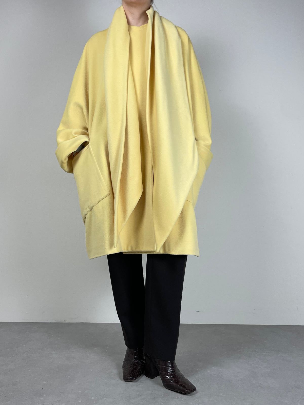 Cappotto in lana angora e cashmere con sciarpa integrata