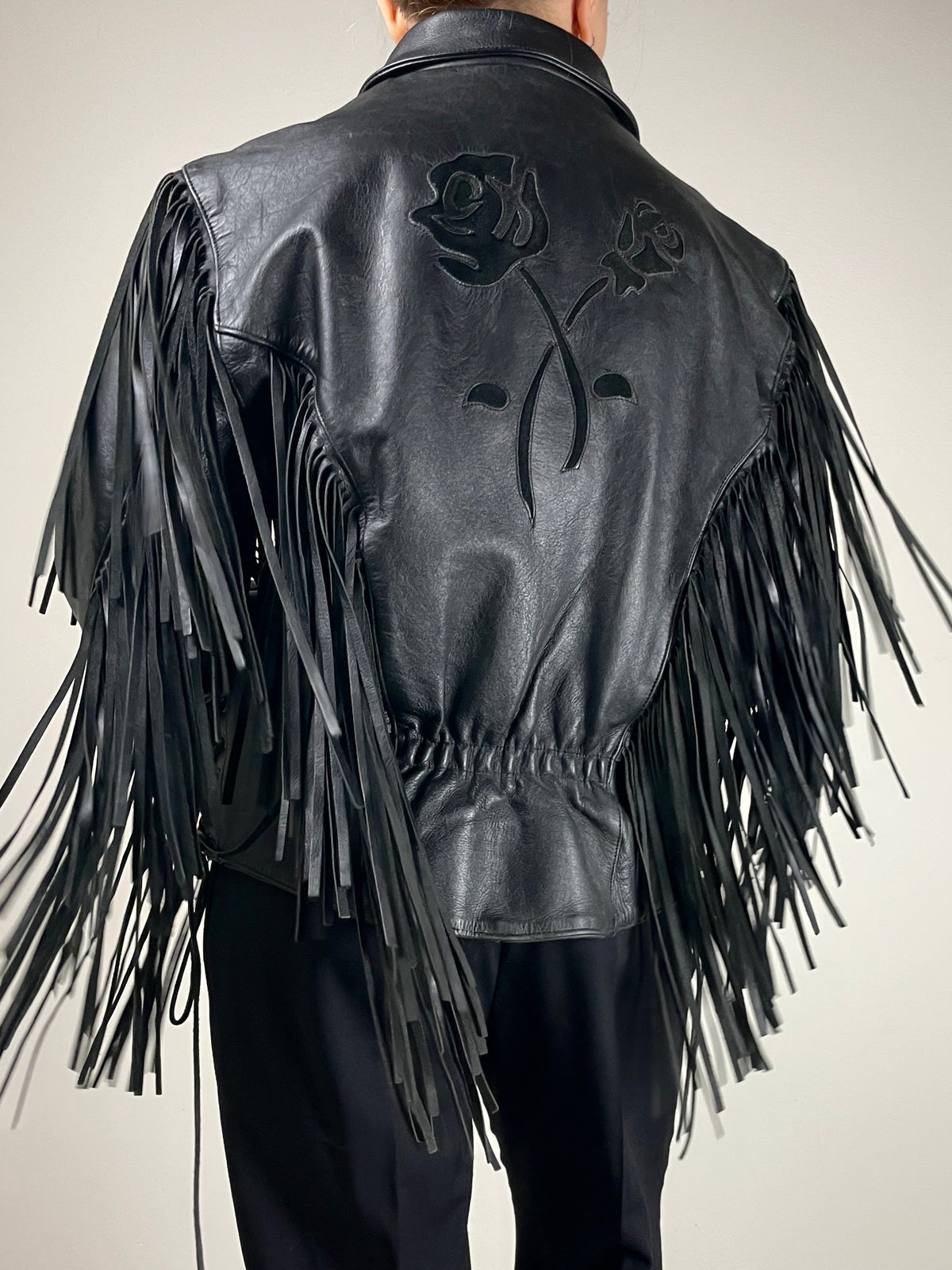 Chiodo vintage in pelle con frange e rose