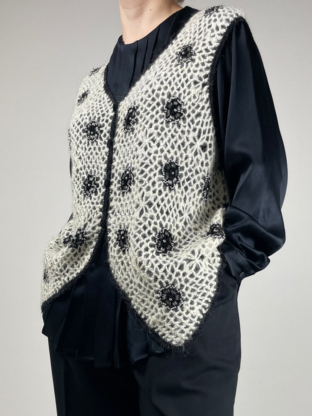 Gilet fatto a mano in lana con fiori e perline