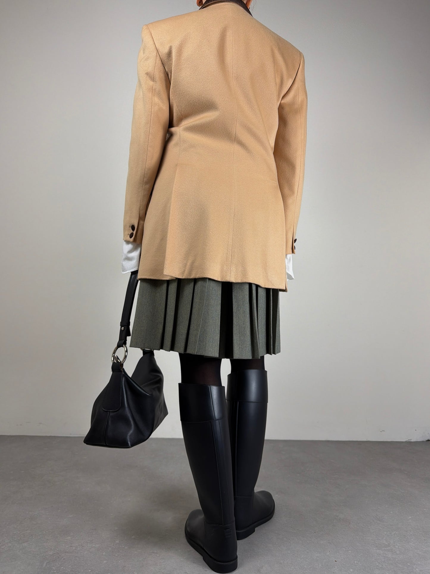 Blazer sartoriale in lana e cashmere con inserti in pelle scamosciata