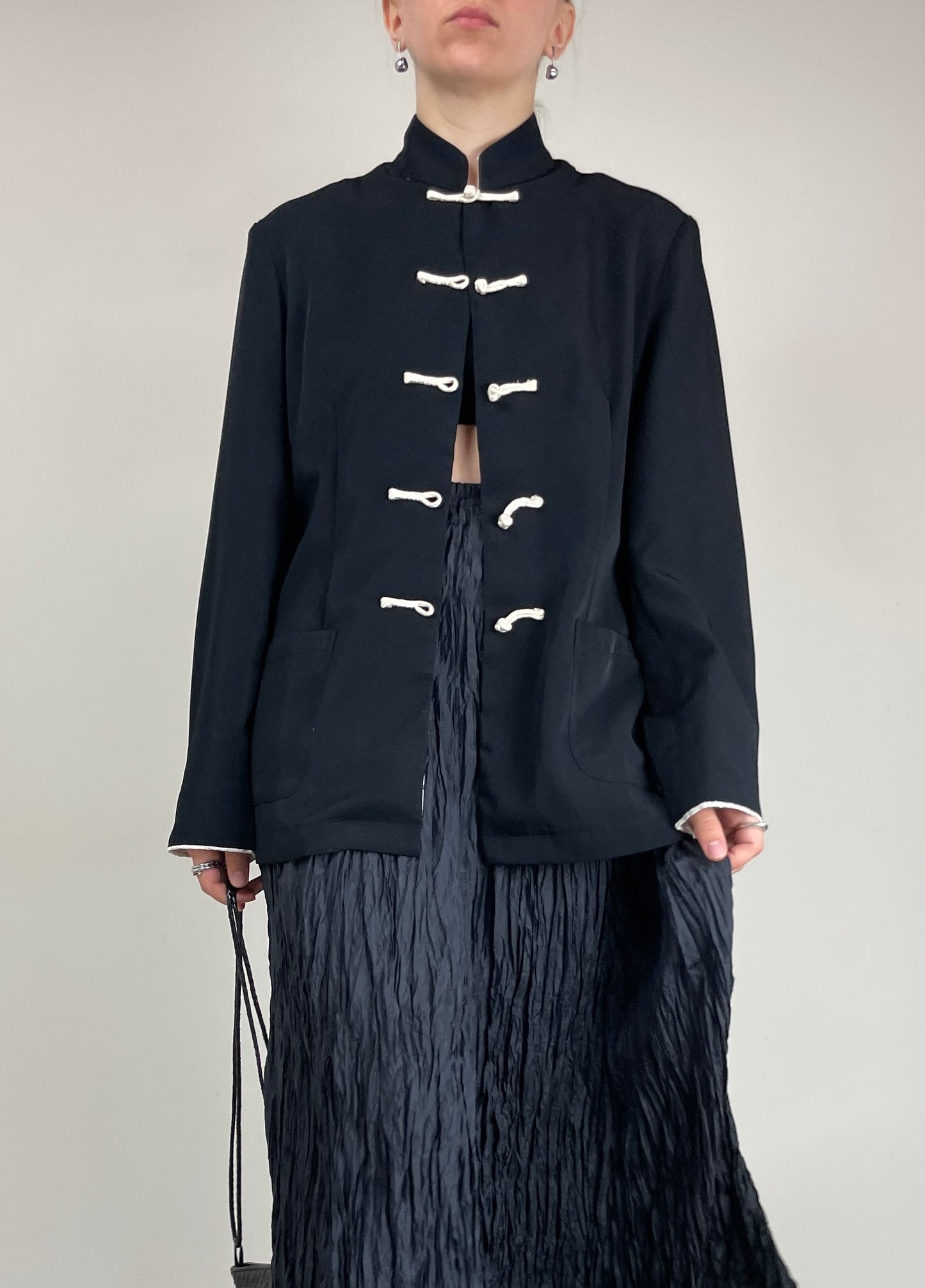 Giacca nera stile orientale con alamari bianchi