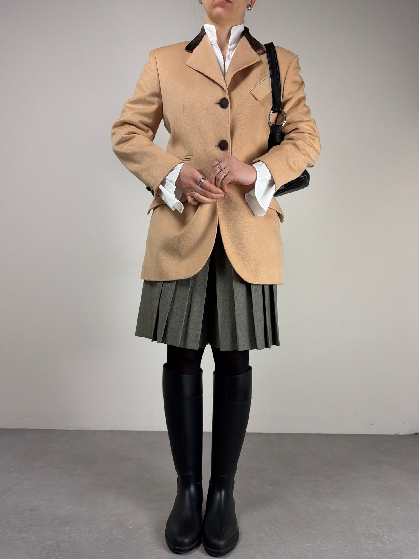Blazer sartoriale in lana e cashmere con inserti in pelle scamosciata