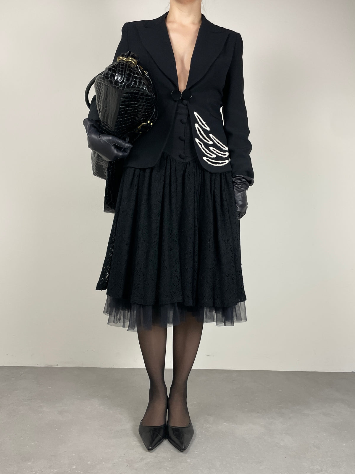 Blazer nero con ricamo intagliato