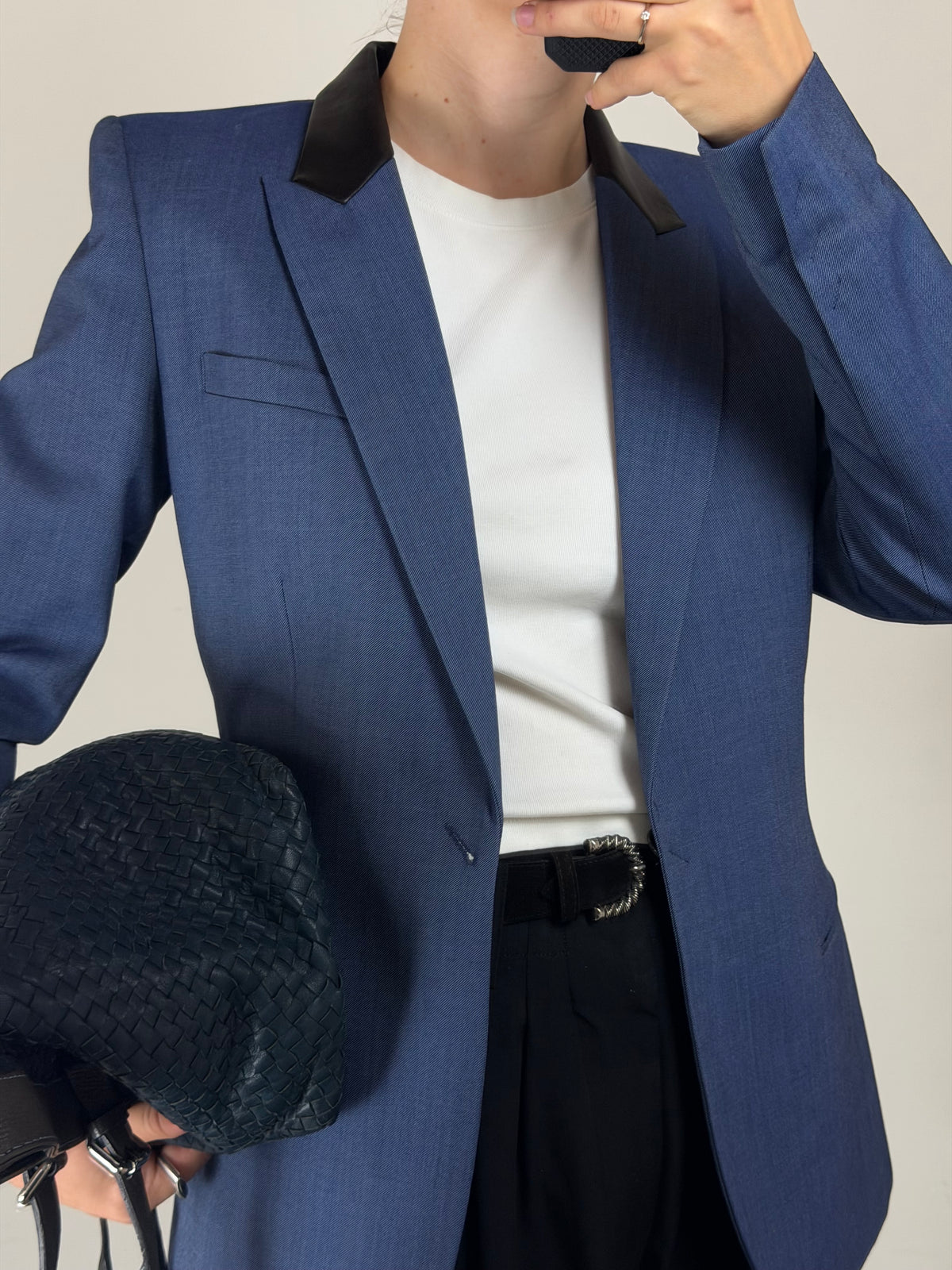 Blazer strutturato in pura lana con dettaglio del piercing sul retro