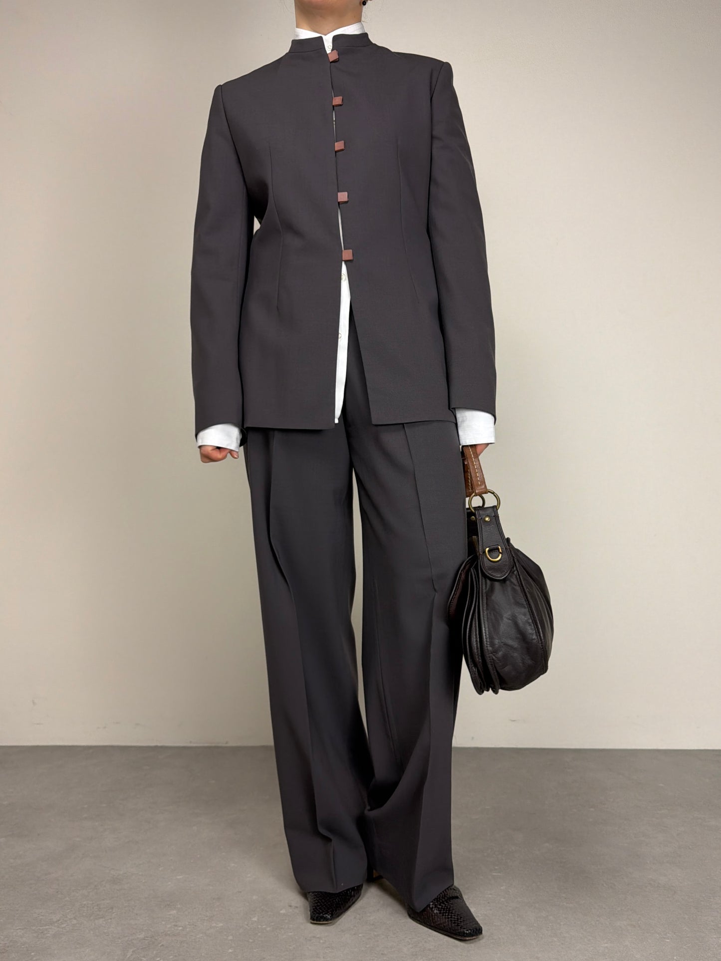 Completo vintage minimal in fresco di lana grigio salvia