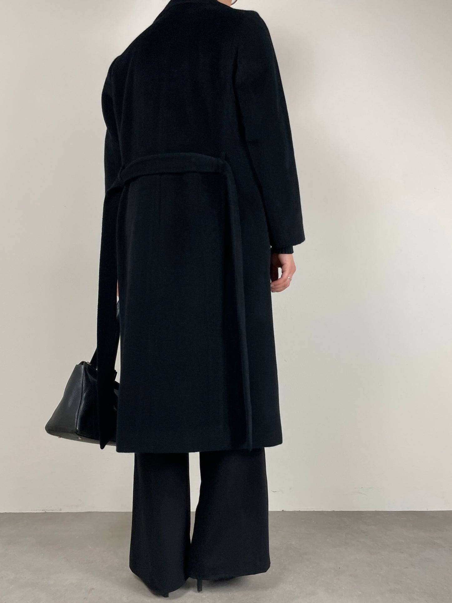 Cappotto nero in lana e angora