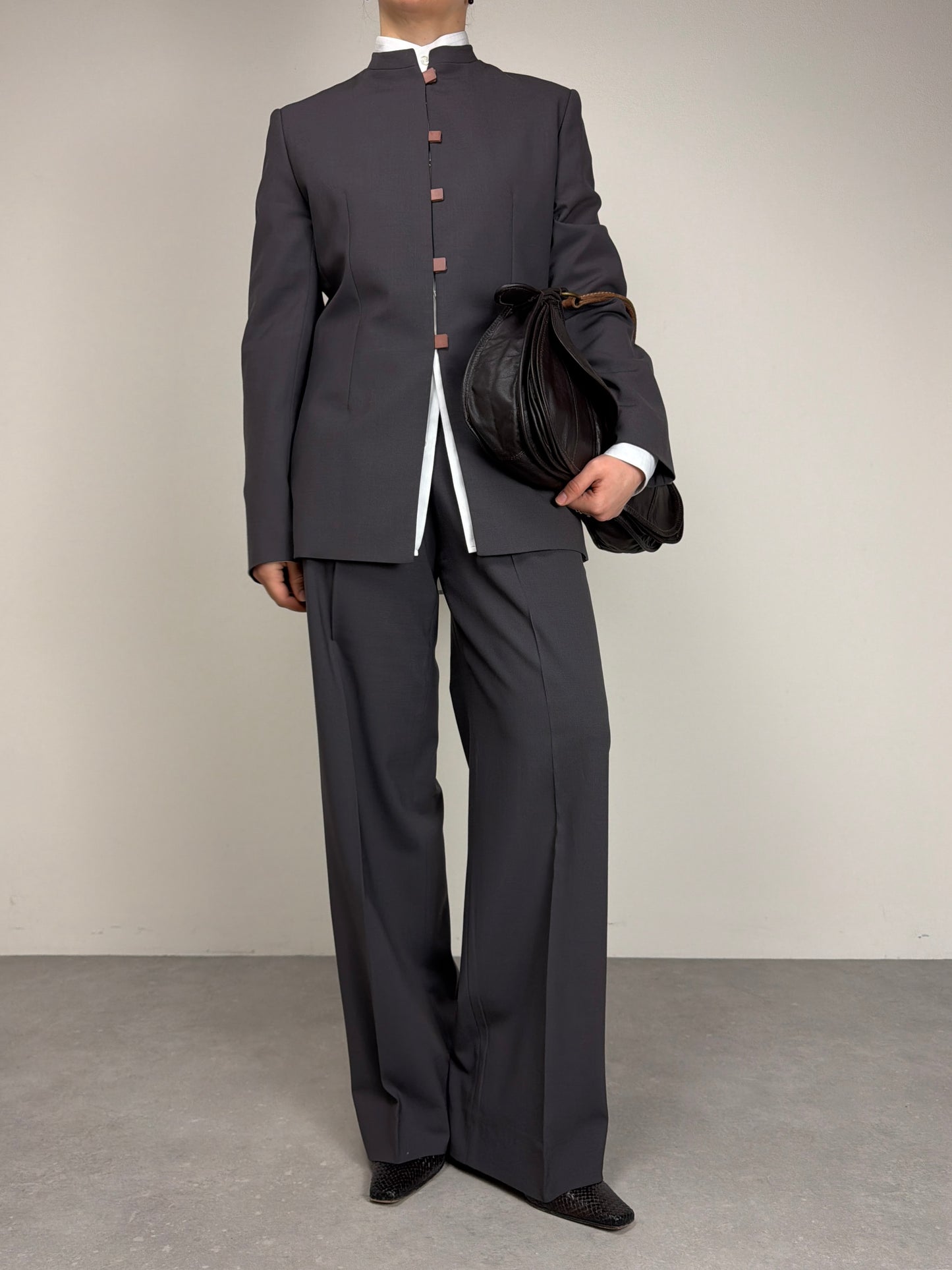 Completo vintage minimal in fresco di lana grigio salvia
