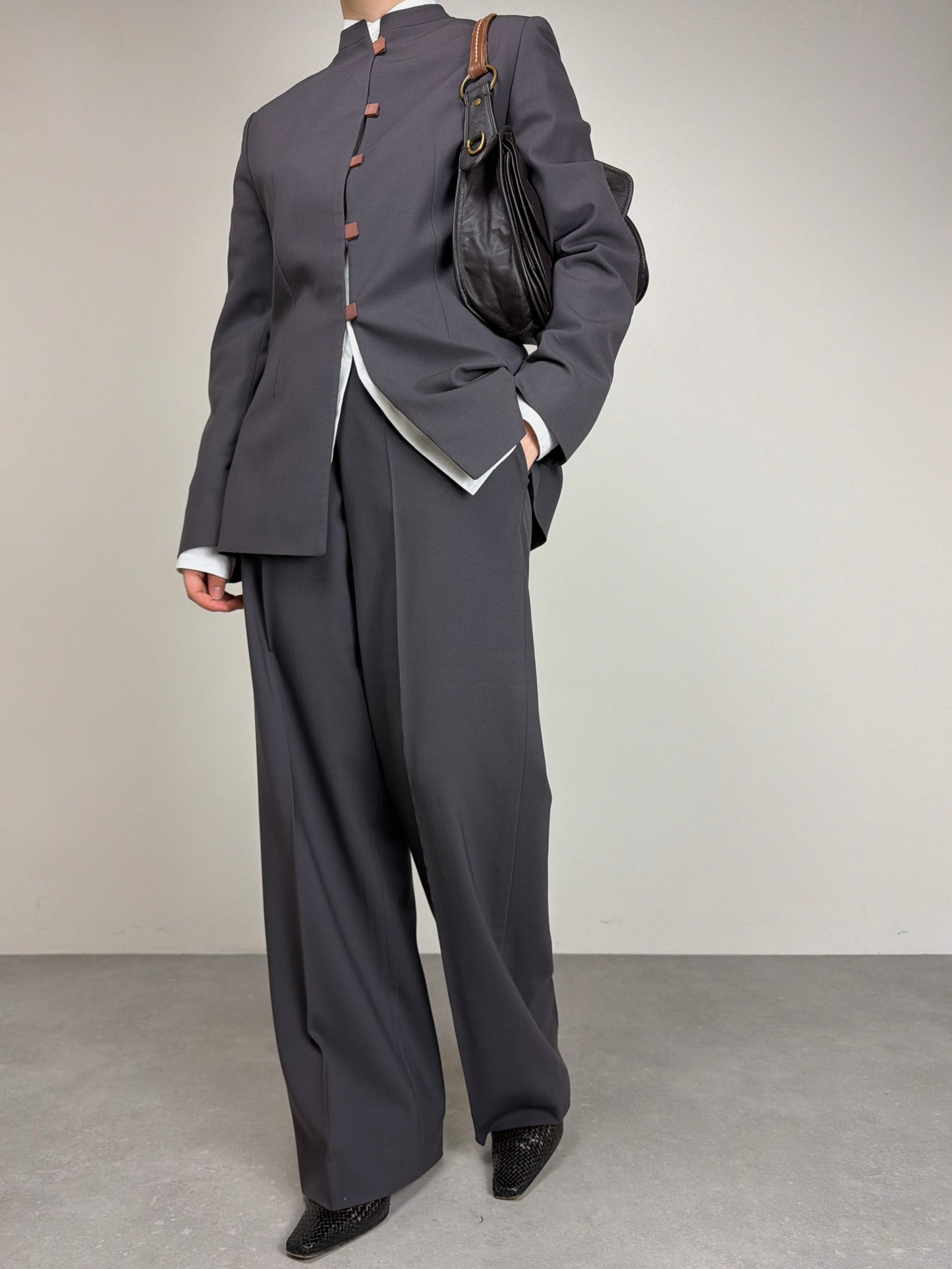 Completo vintage minimal in fresco di lana grigio salvia