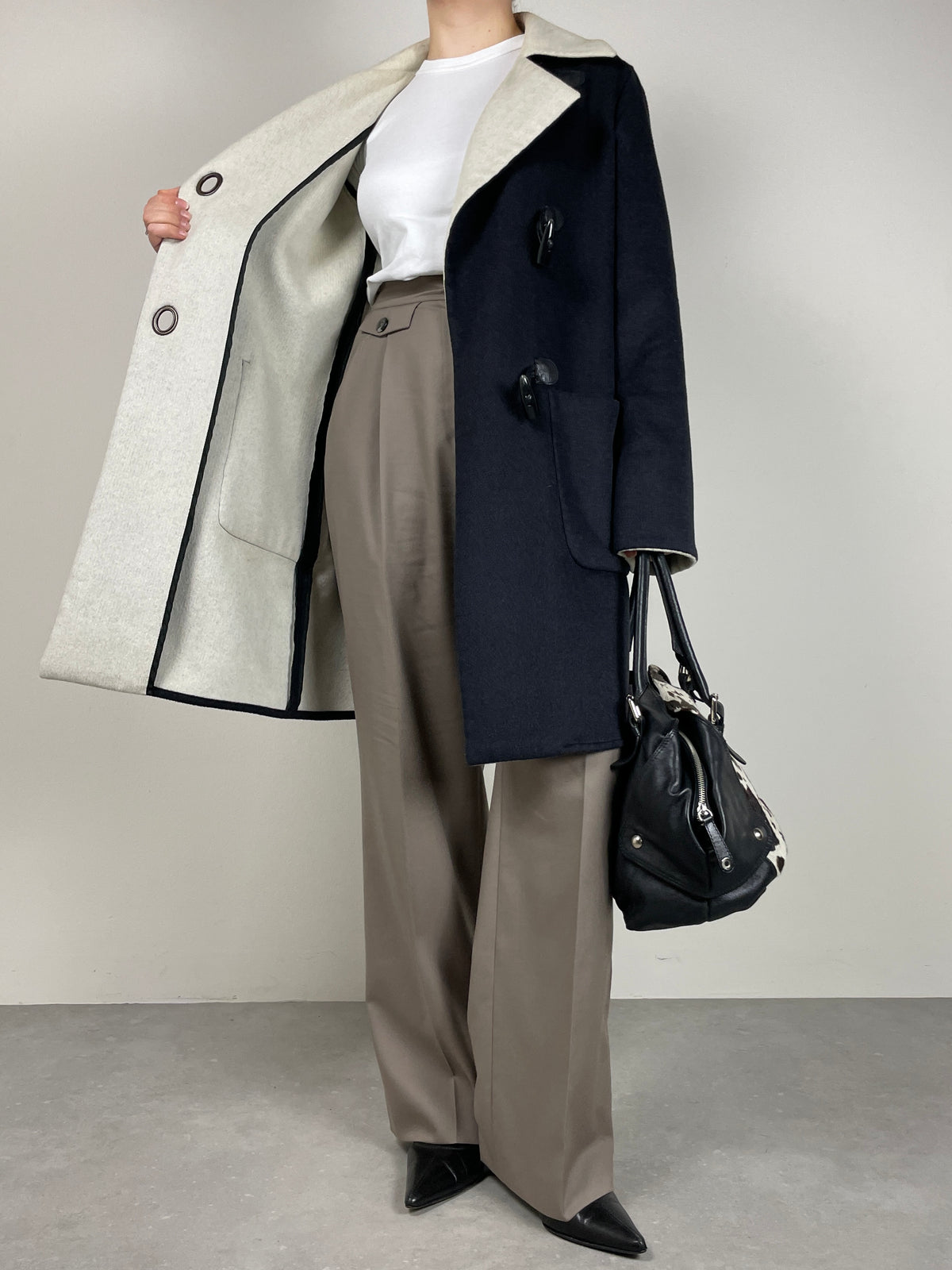 Cappotto grigio con alamari in lana, angora e cammello