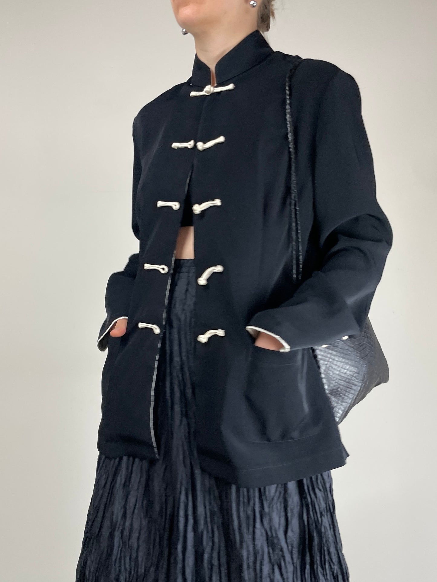 Giacca nera stile orientale con alamari bianchi