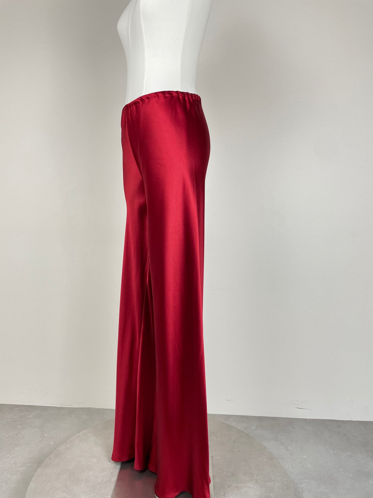 Pantalone in pura seta tagliato in sbieco