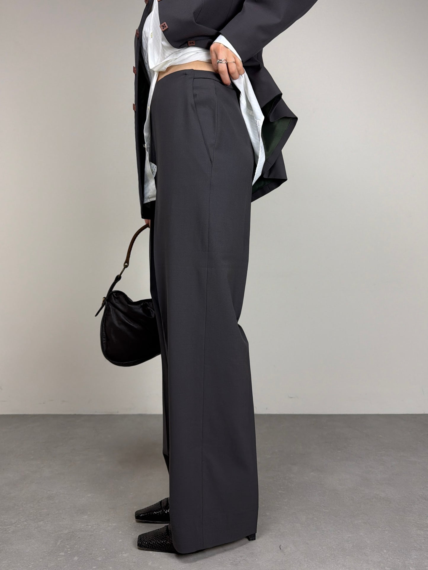 Completo vintage minimal in fresco di lana grigio salvia