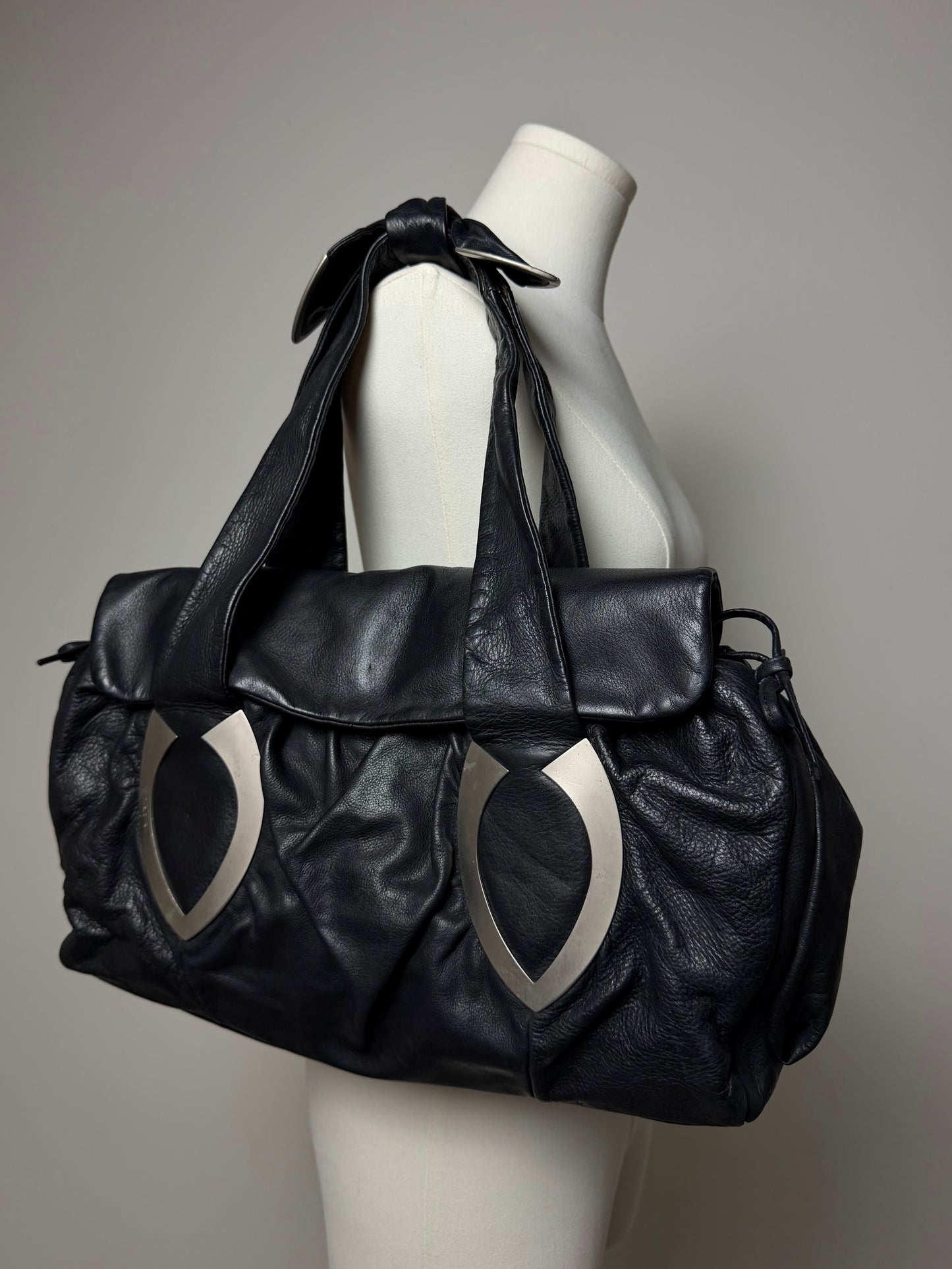 Borsa da spalla in pelle con dettagli in metallo