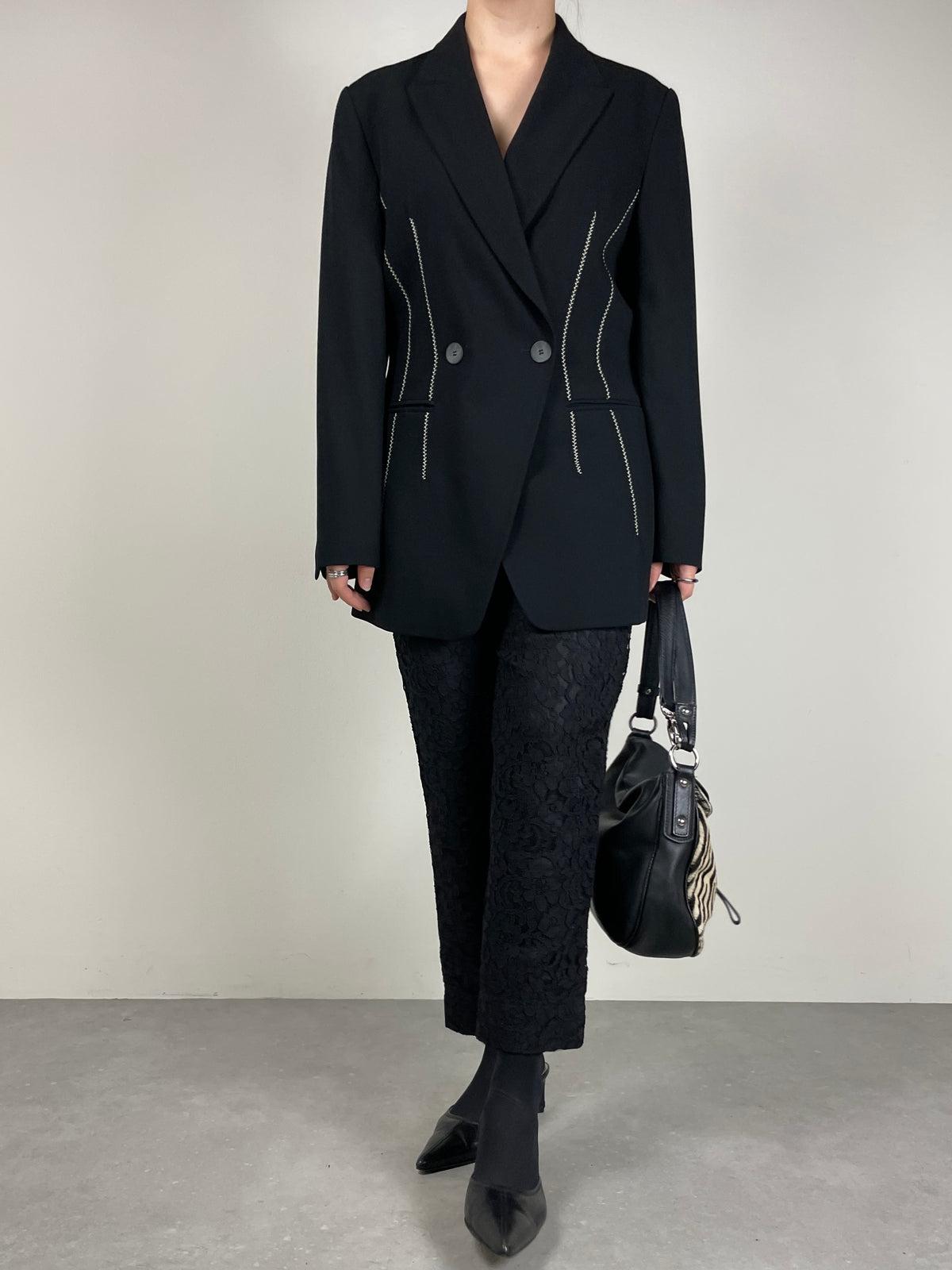 Blazer in lana vergine nero con ricami bianchi