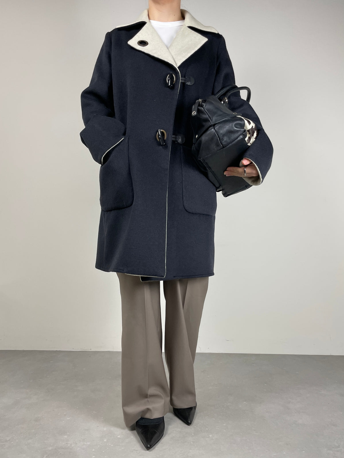 Cappotto grigio con alamari in lana, angora e cammello