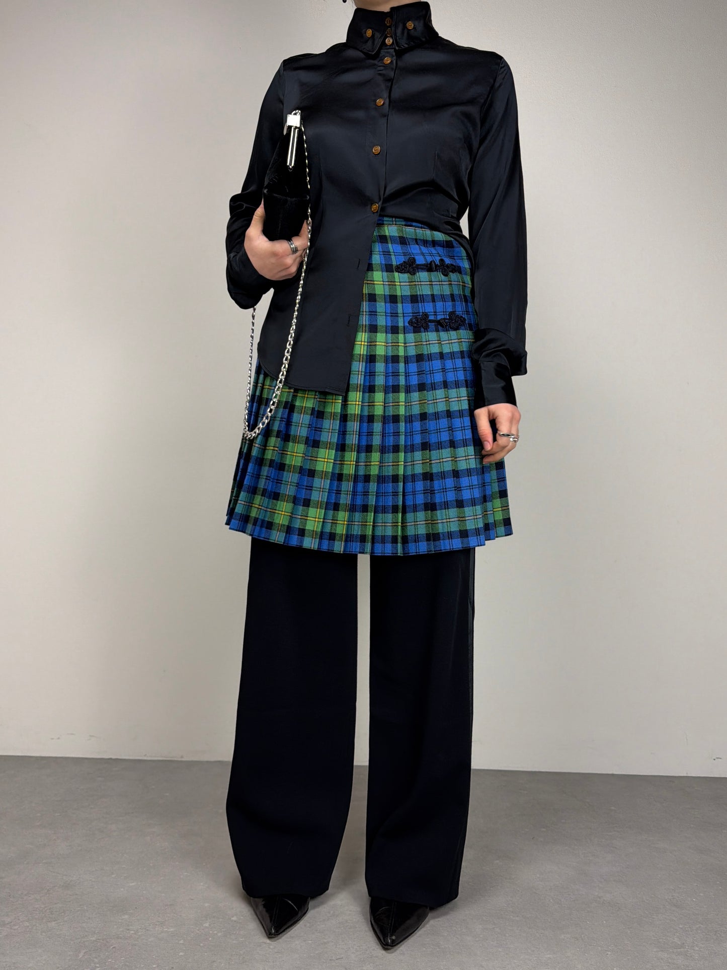 Gonna a pieghe in fantasia tartan con alamari