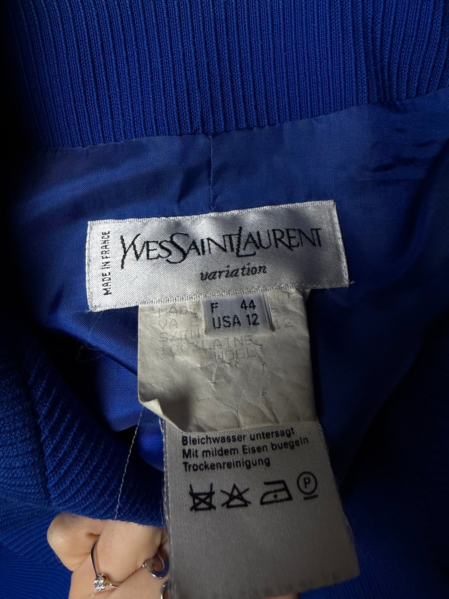 Yves Saint Laurent blazer iconico con i bottoni a cuore