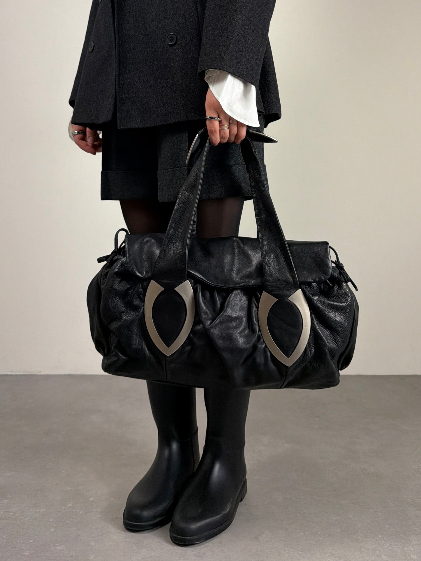 Borsa da spalla in pelle con dettagli in metallo