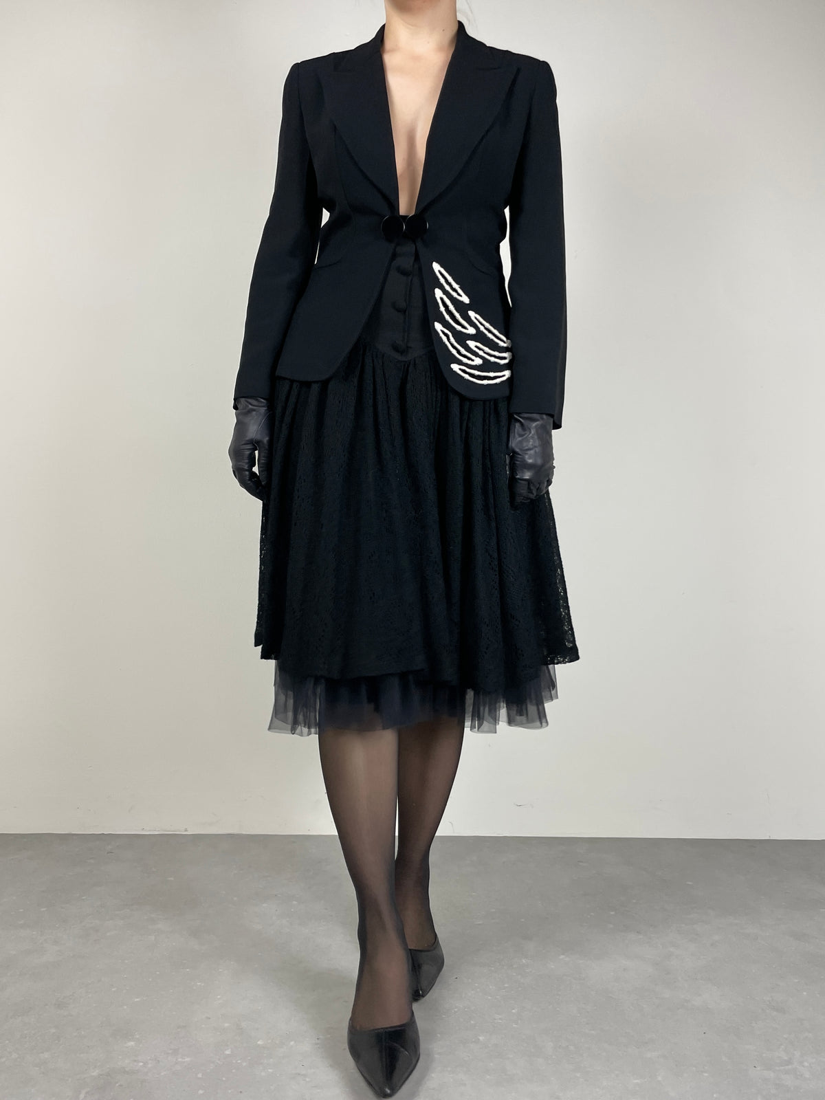 Blazer nero con ricamo intagliato