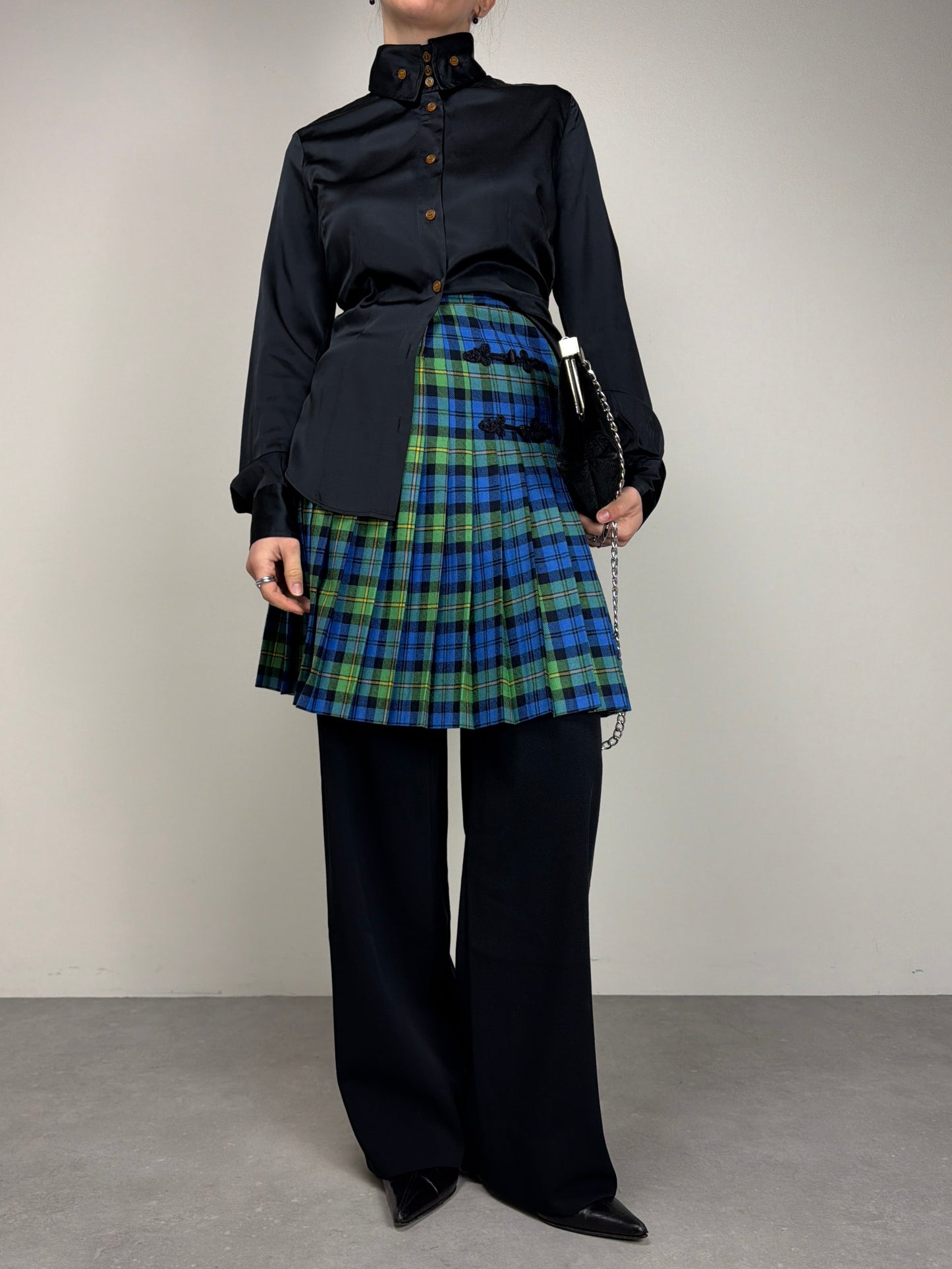Gonna a pieghe in fantasia tartan con alamari