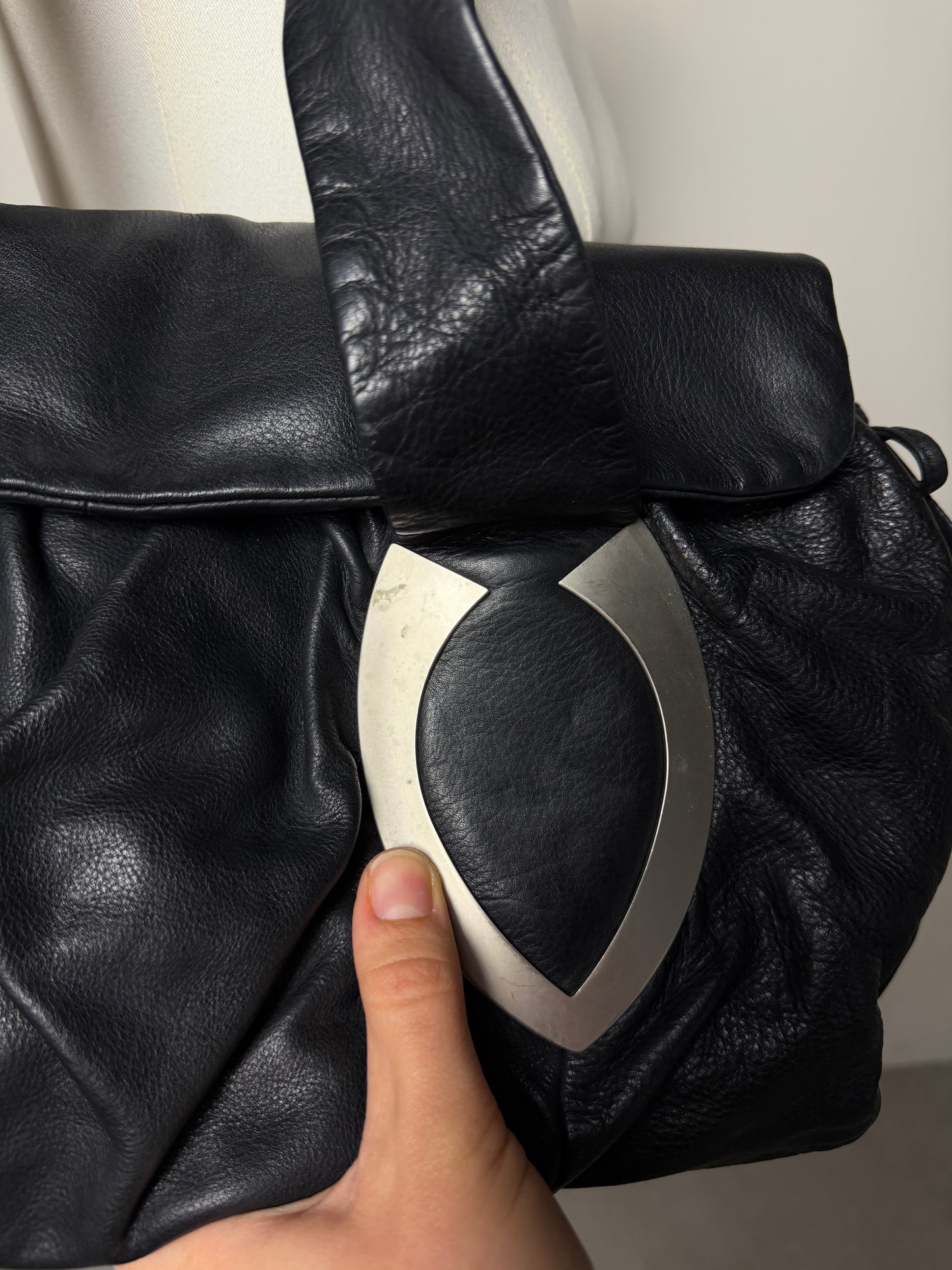 Borsa da spalla in pelle con dettagli in metallo