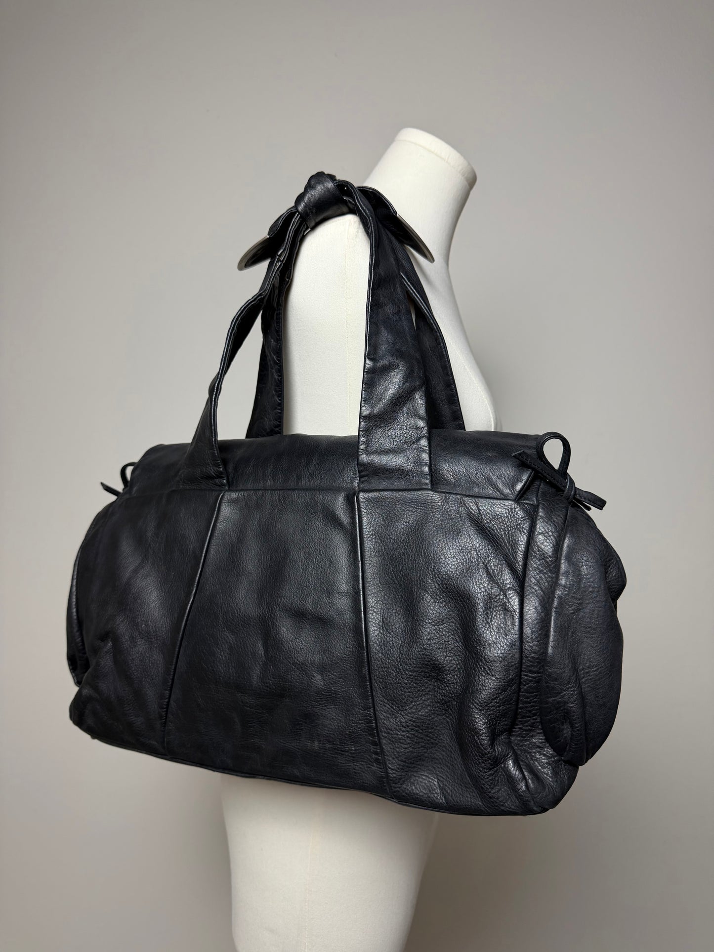 Borsa da spalla in pelle con dettagli in metallo