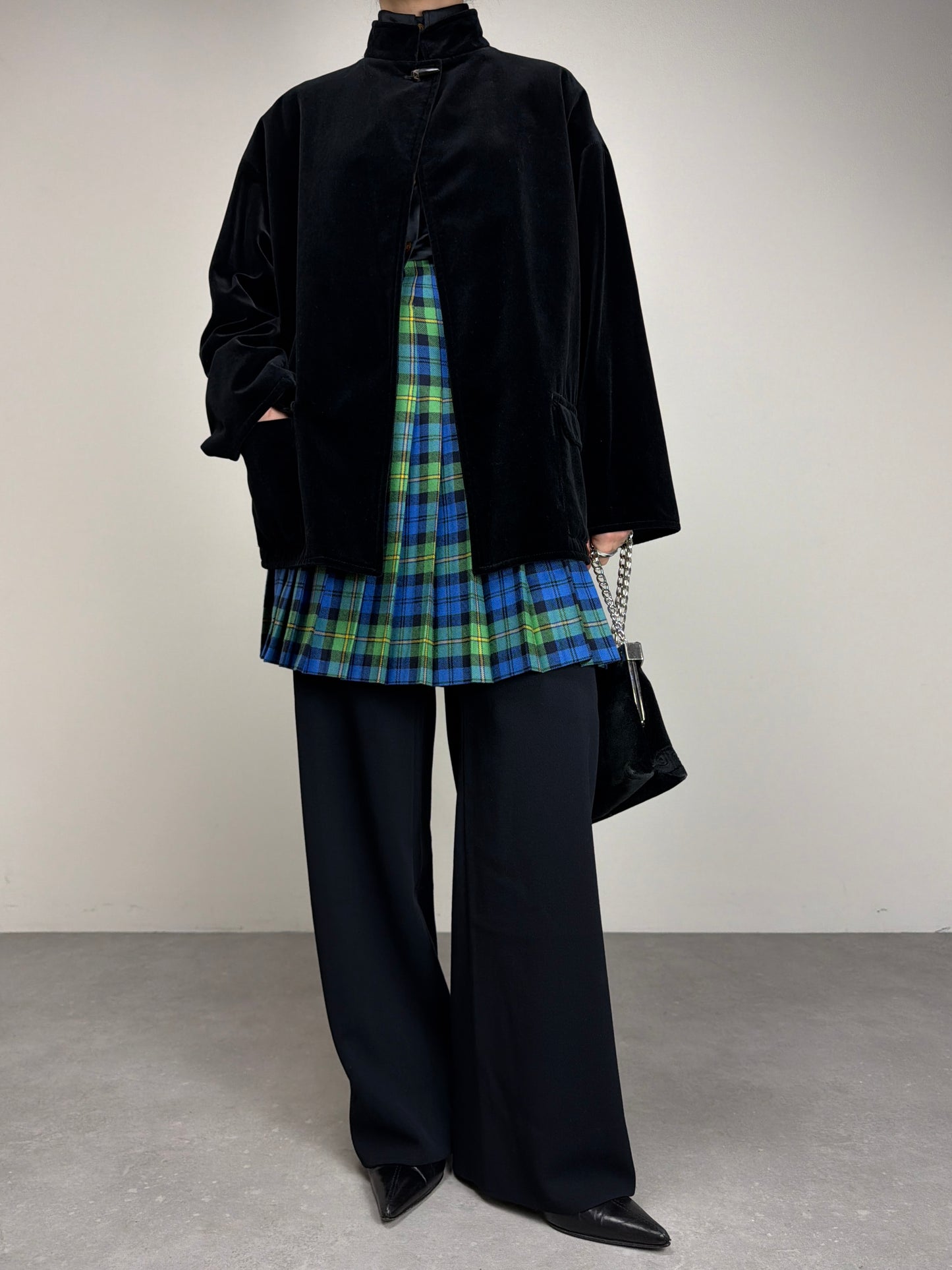 Gonna a pieghe in fantasia tartan con alamari