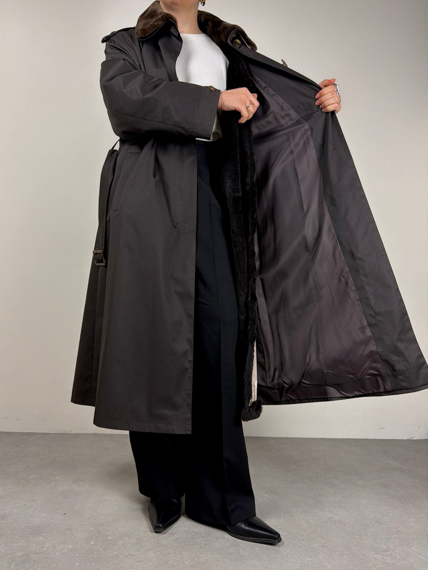 Trench vintage new old stock marrone, con l’interno staccabile in vera pelliccia lapin