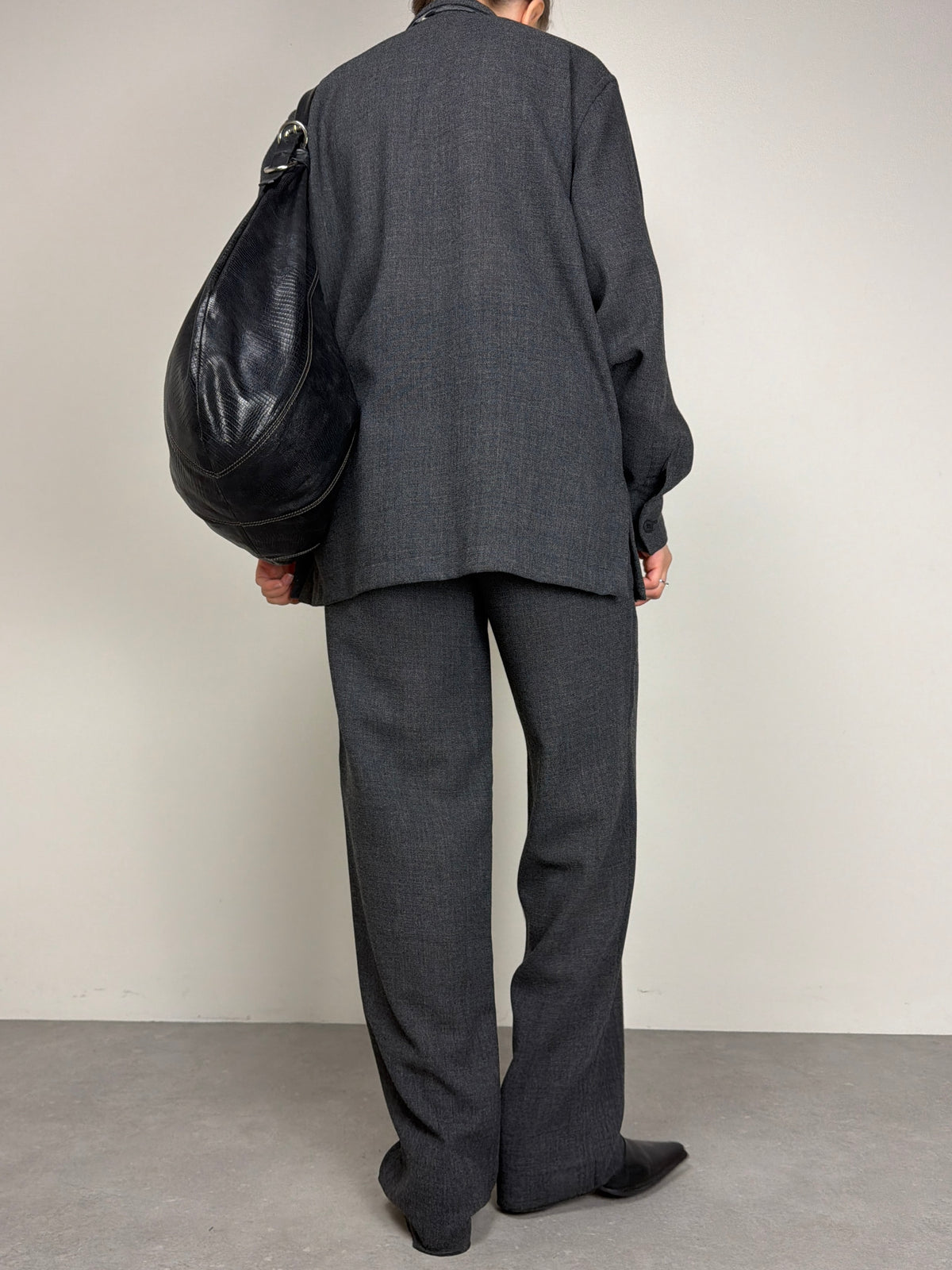 Completo in crêpe di lana con camicia e pantalone