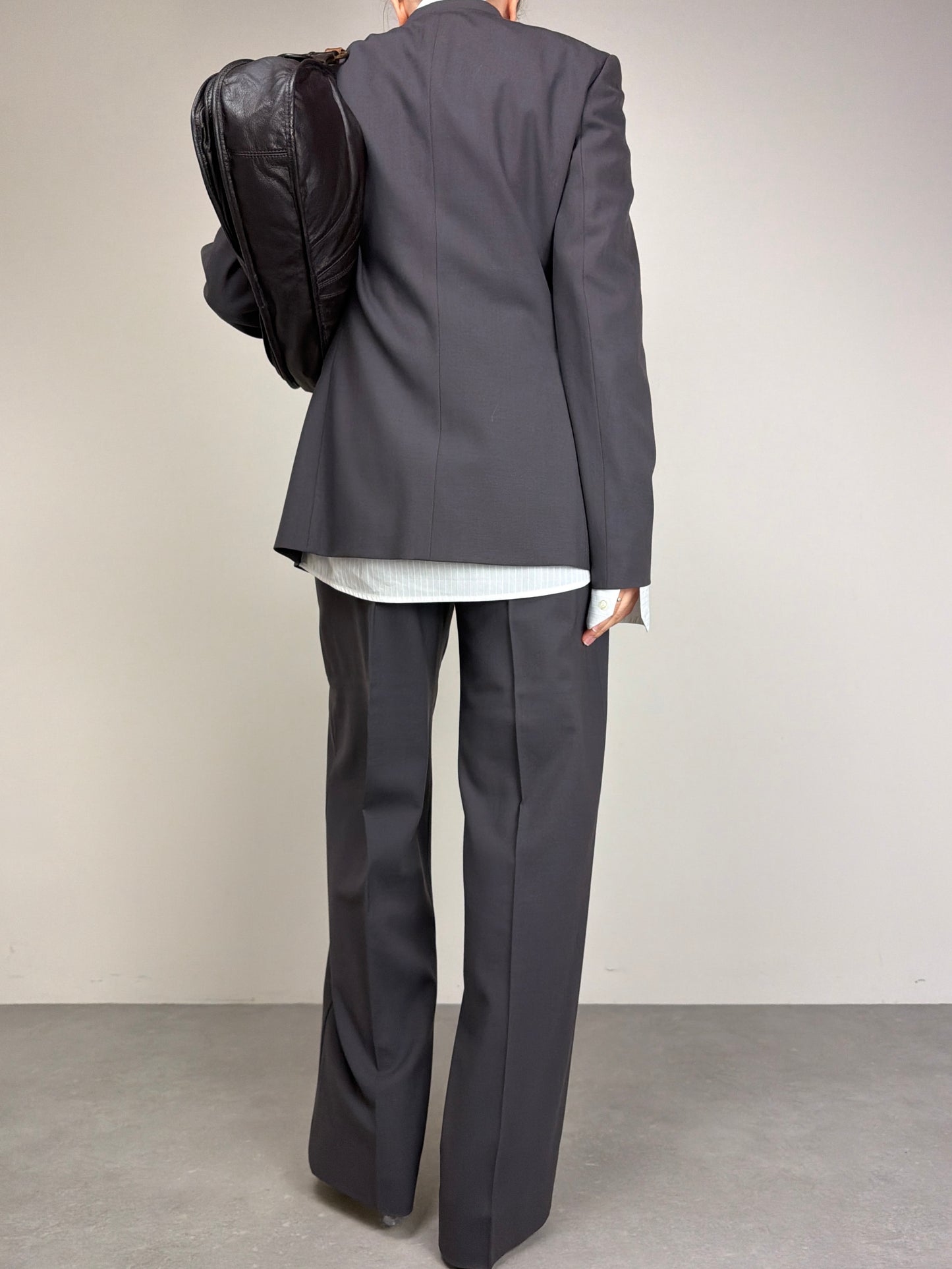 Completo vintage minimal in fresco di lana grigio salvia