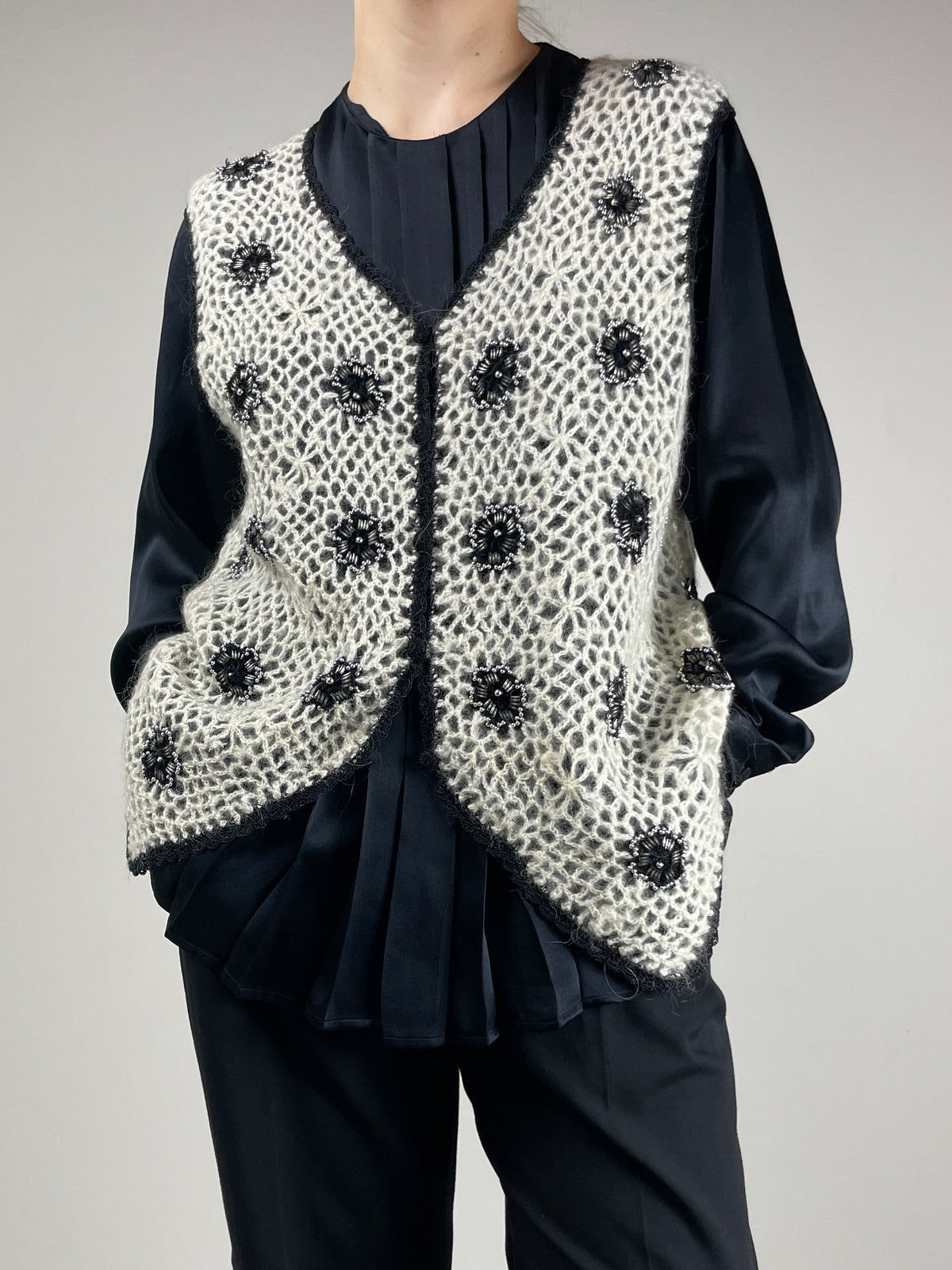Gilet fatto a mano in lana con fiori e perline