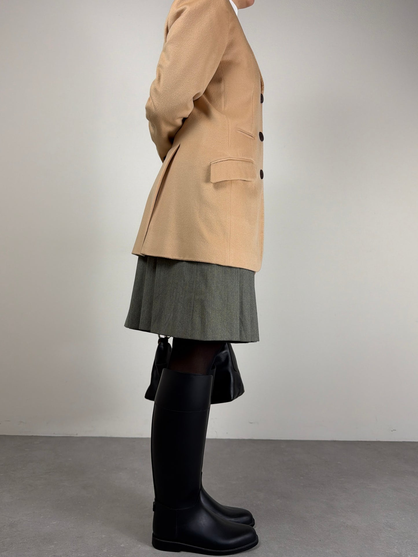 Blazer sartoriale in lana e cashmere con inserti in pelle scamosciata
