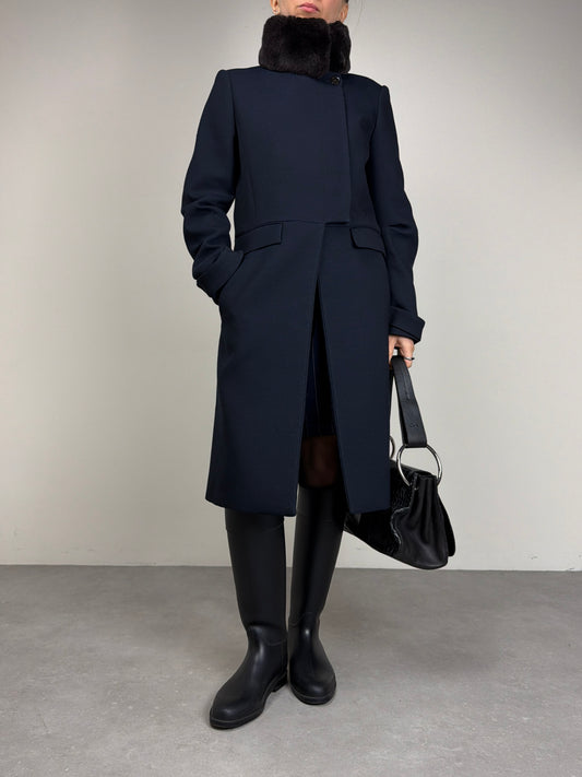 Cappotto Cerruti asimmetrico in misto lana blu con colletto in vera pelliccia