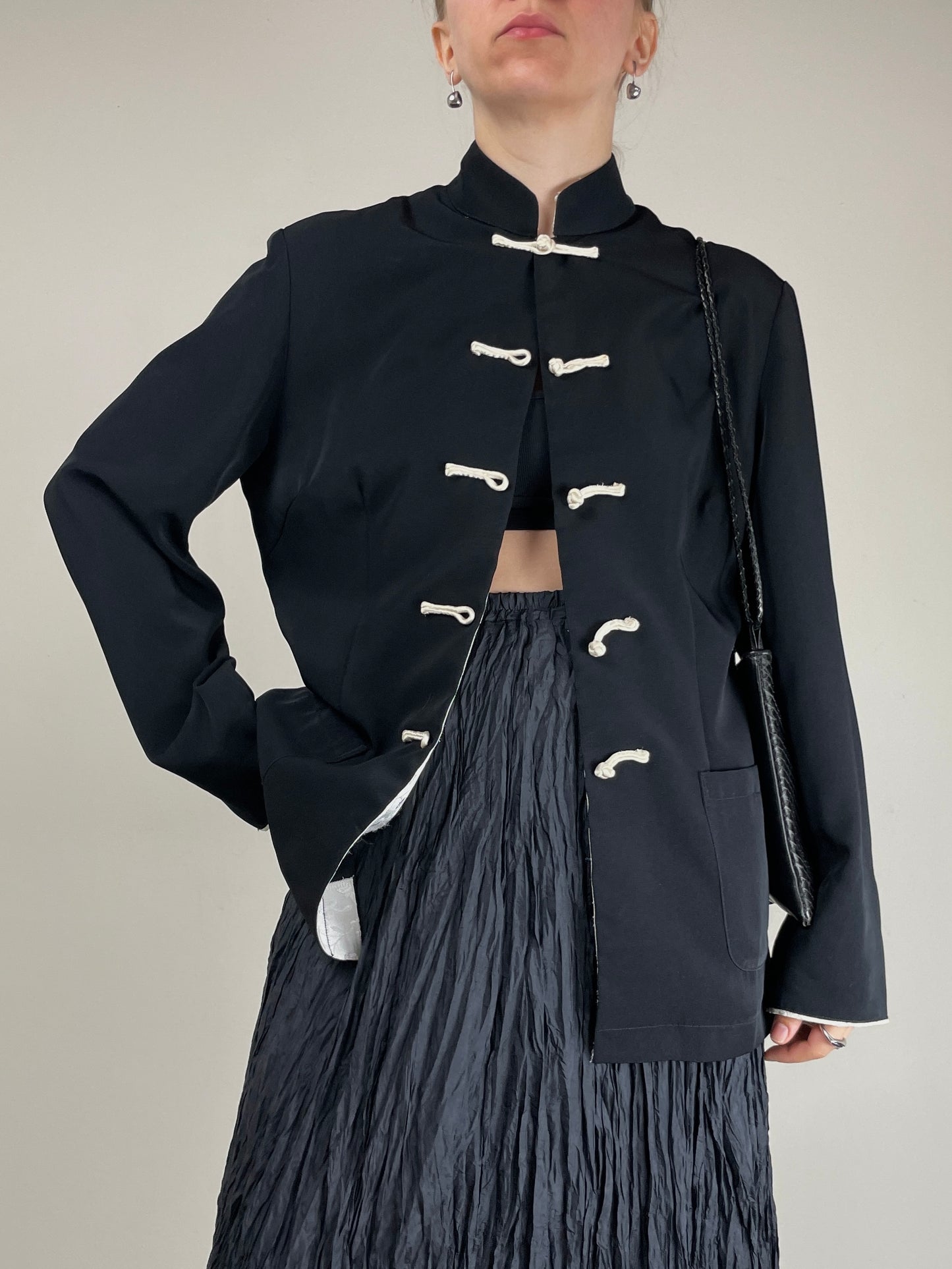 Giacca nera stile orientale con alamari bianchi