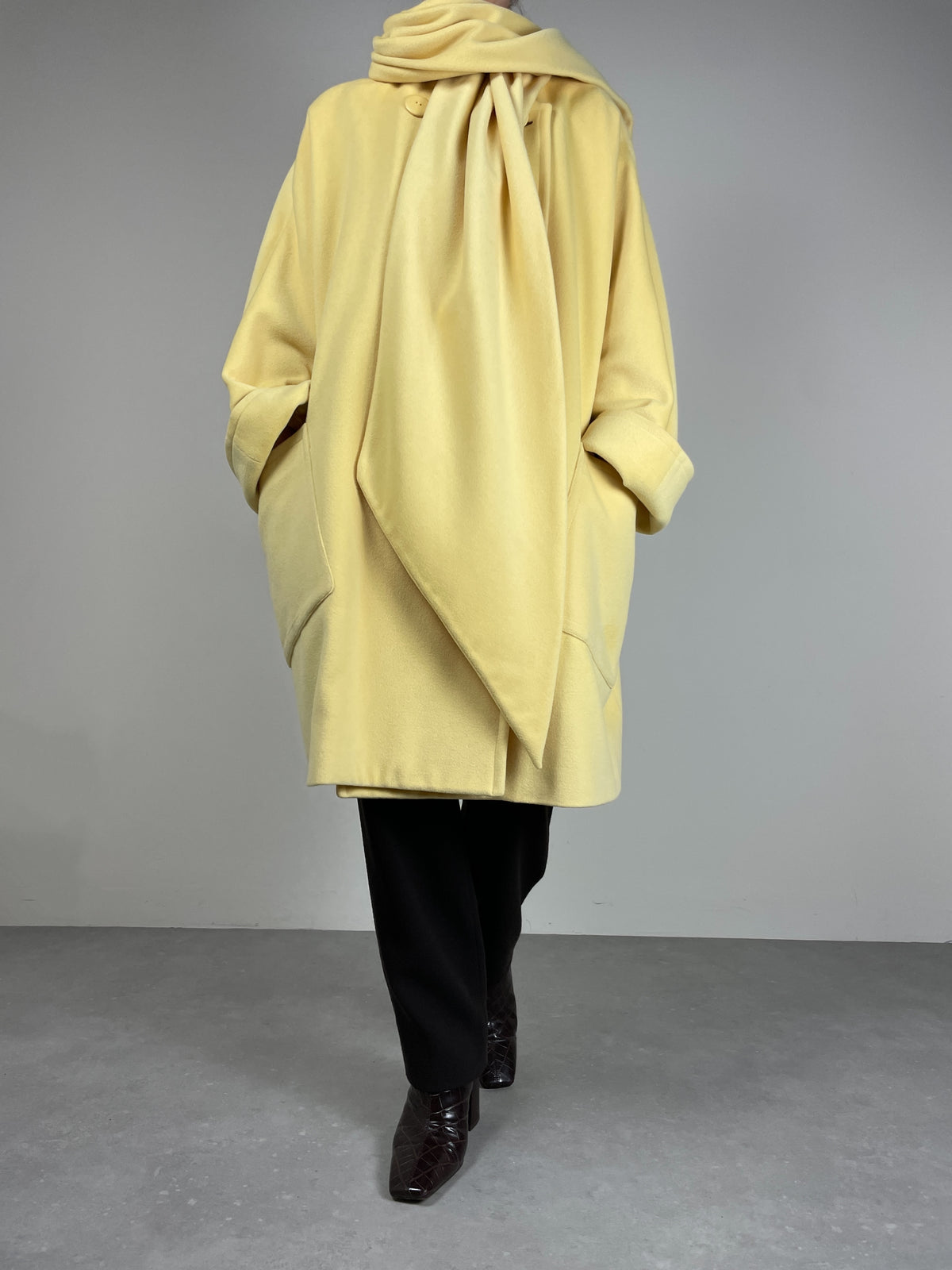 Cappotto in lana angora e cashmere con sciarpa integrata